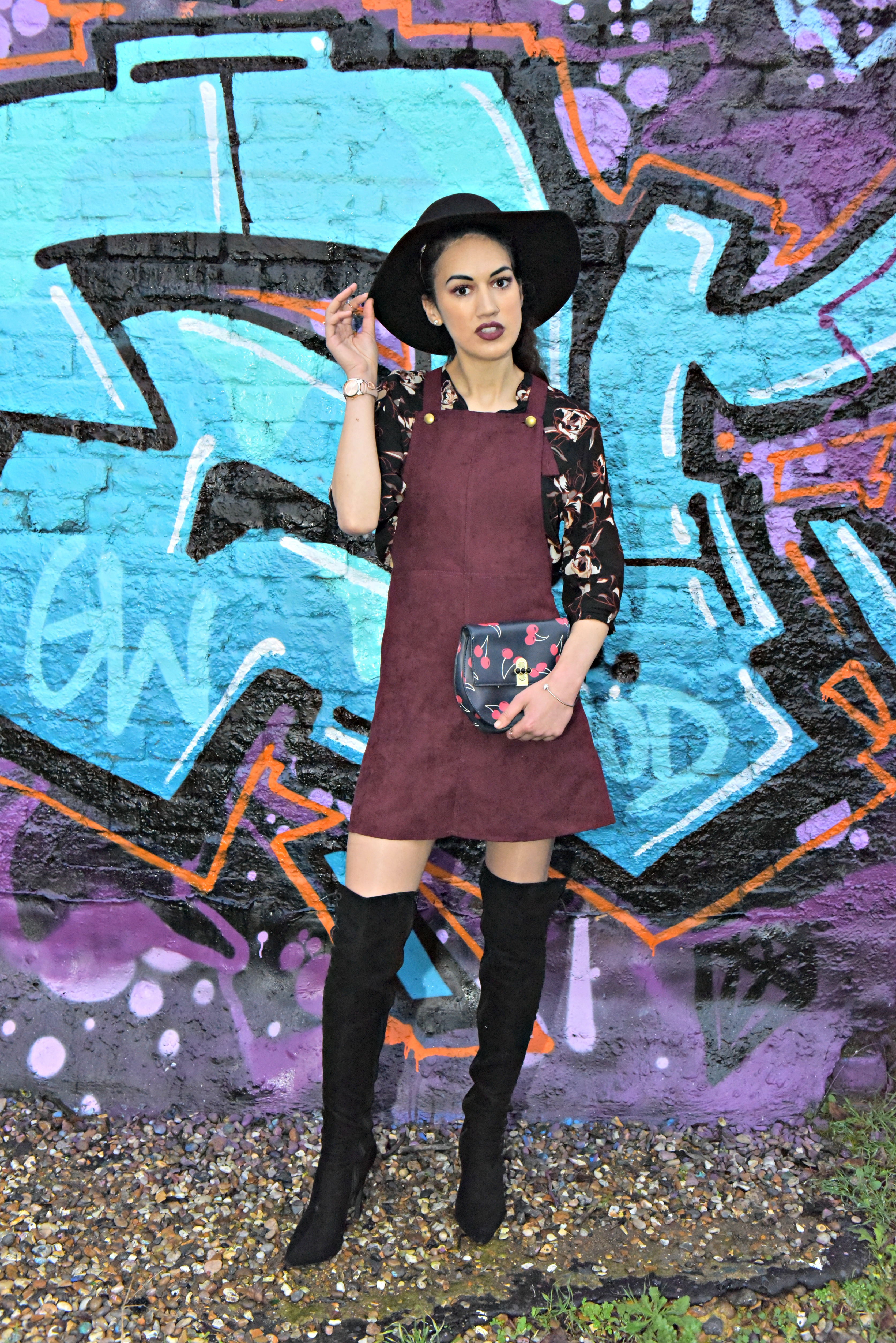 <img src="ana.jpg" alt="ana 70s pinafore with vintage fashion accessories"/> 
