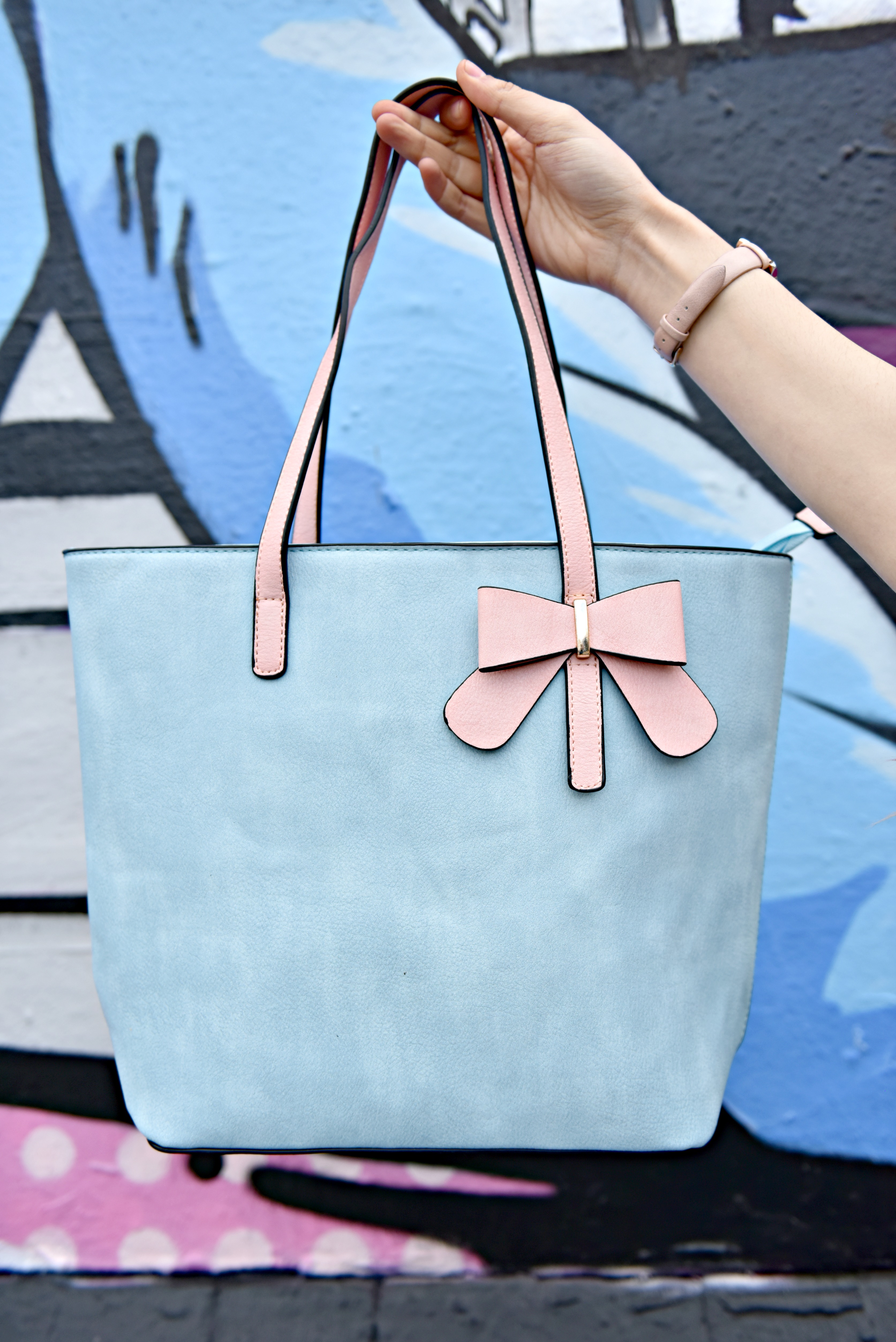 <img src="ana.jpg" alt="ana blue and pink bag ooh accessories "> 