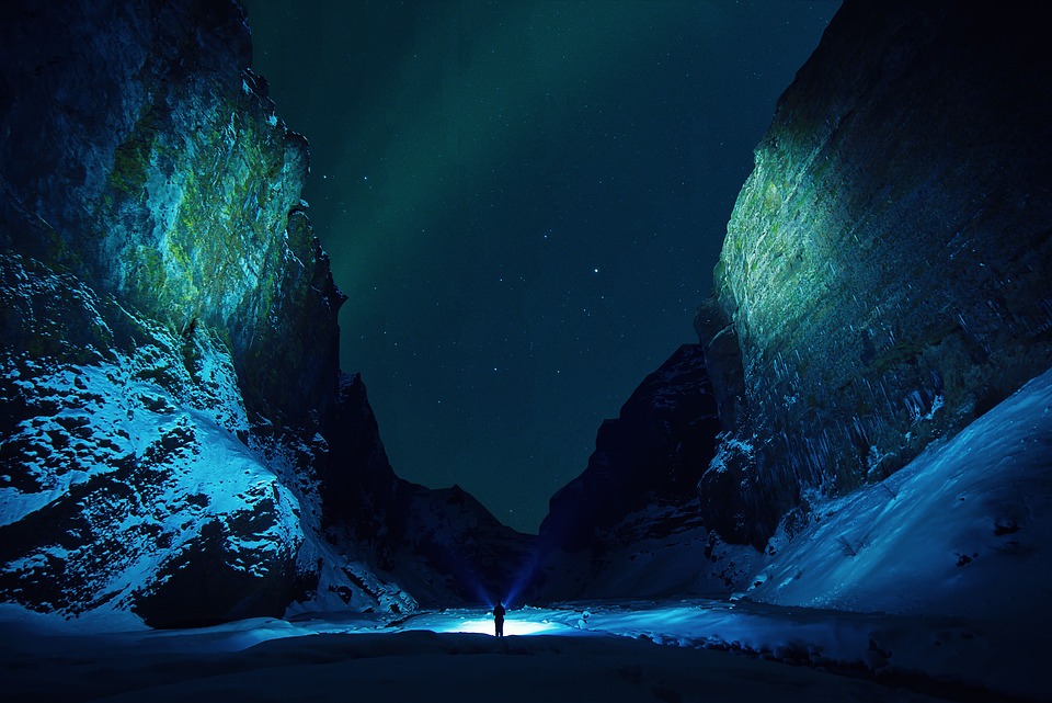 <img src="ana.jpg" alt="ana entrance to the ice caves in iceland"> 