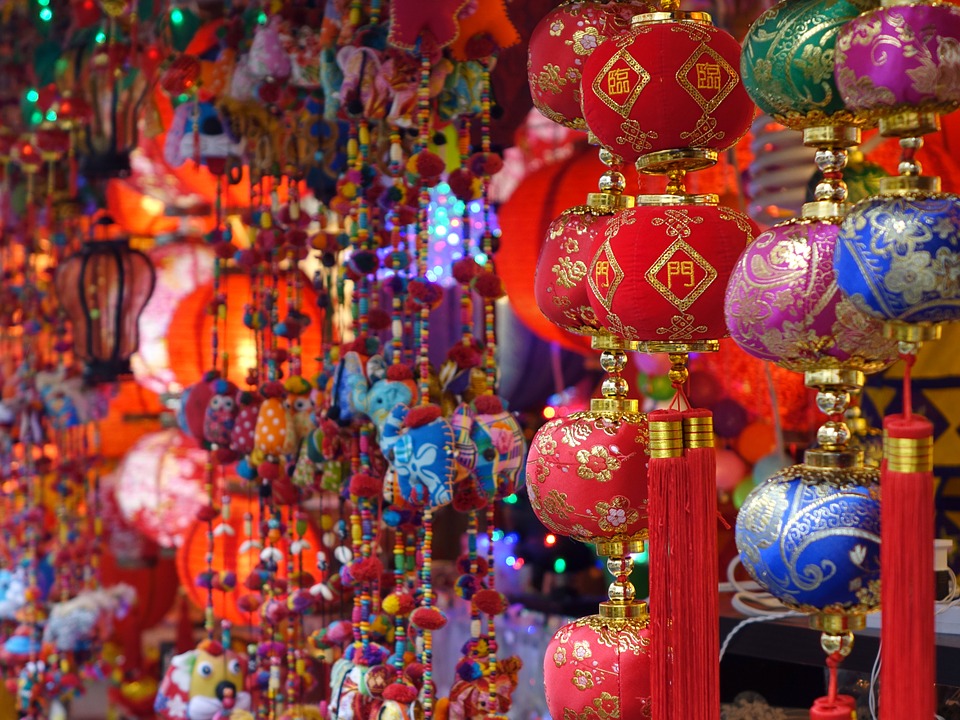 <img src="ana.jpg" alt="ana colourful lanterns cirque shanghai"> 