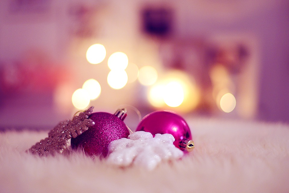 <img src="ana.jpg" alt="ana Christmas purple baubles"> 