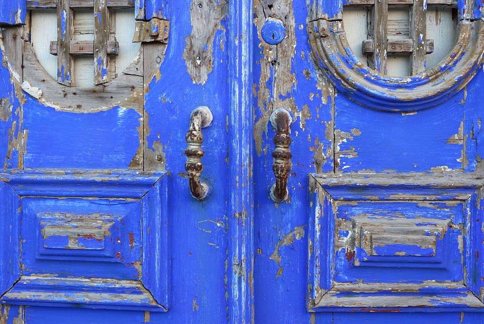 <img src="ana.jpg" alt=ana blue old door lisbon city breaks"> 