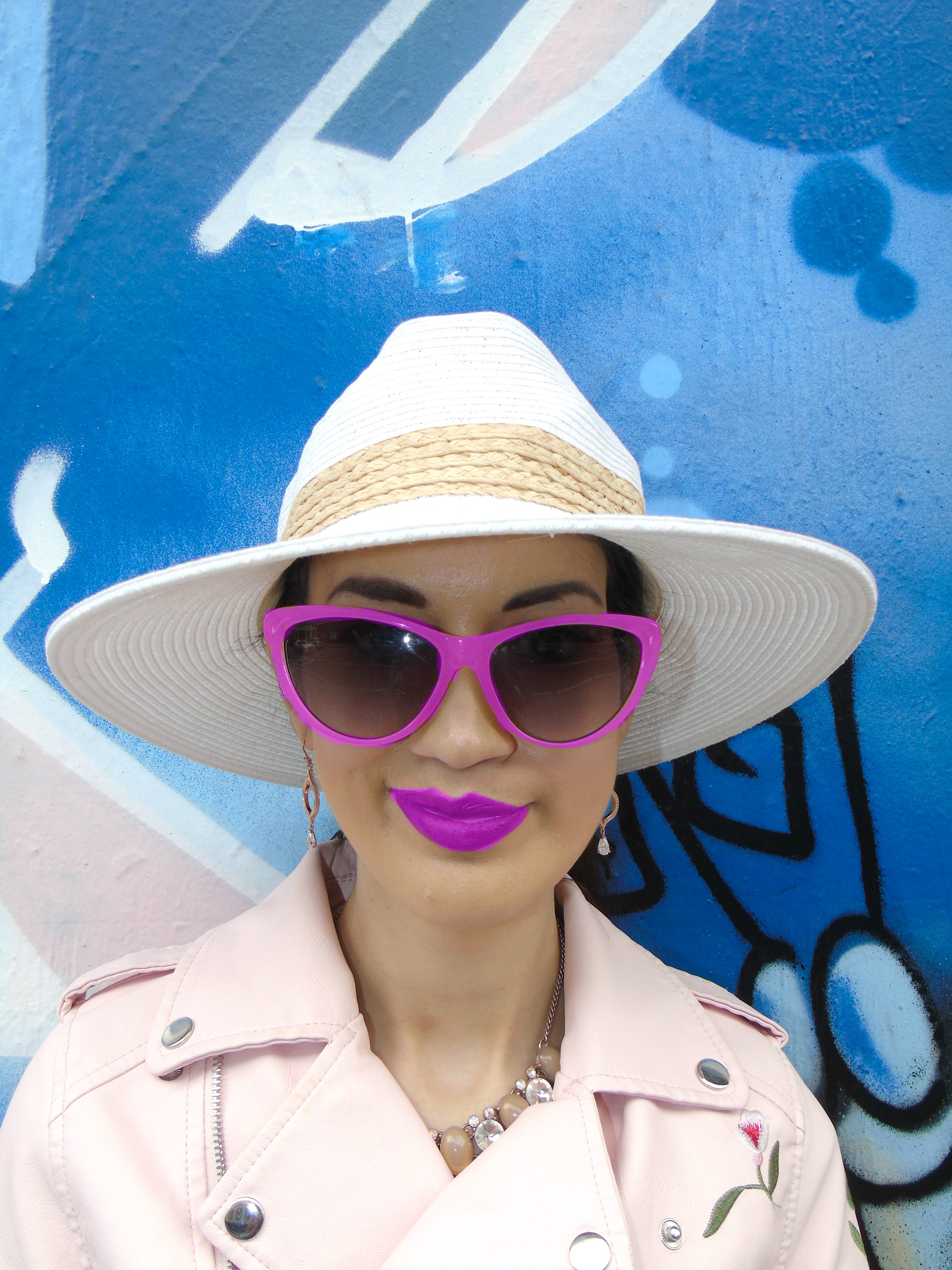 <img src="ana.jpg" alt="ana purple sunglasses 90's minimalism"/> 