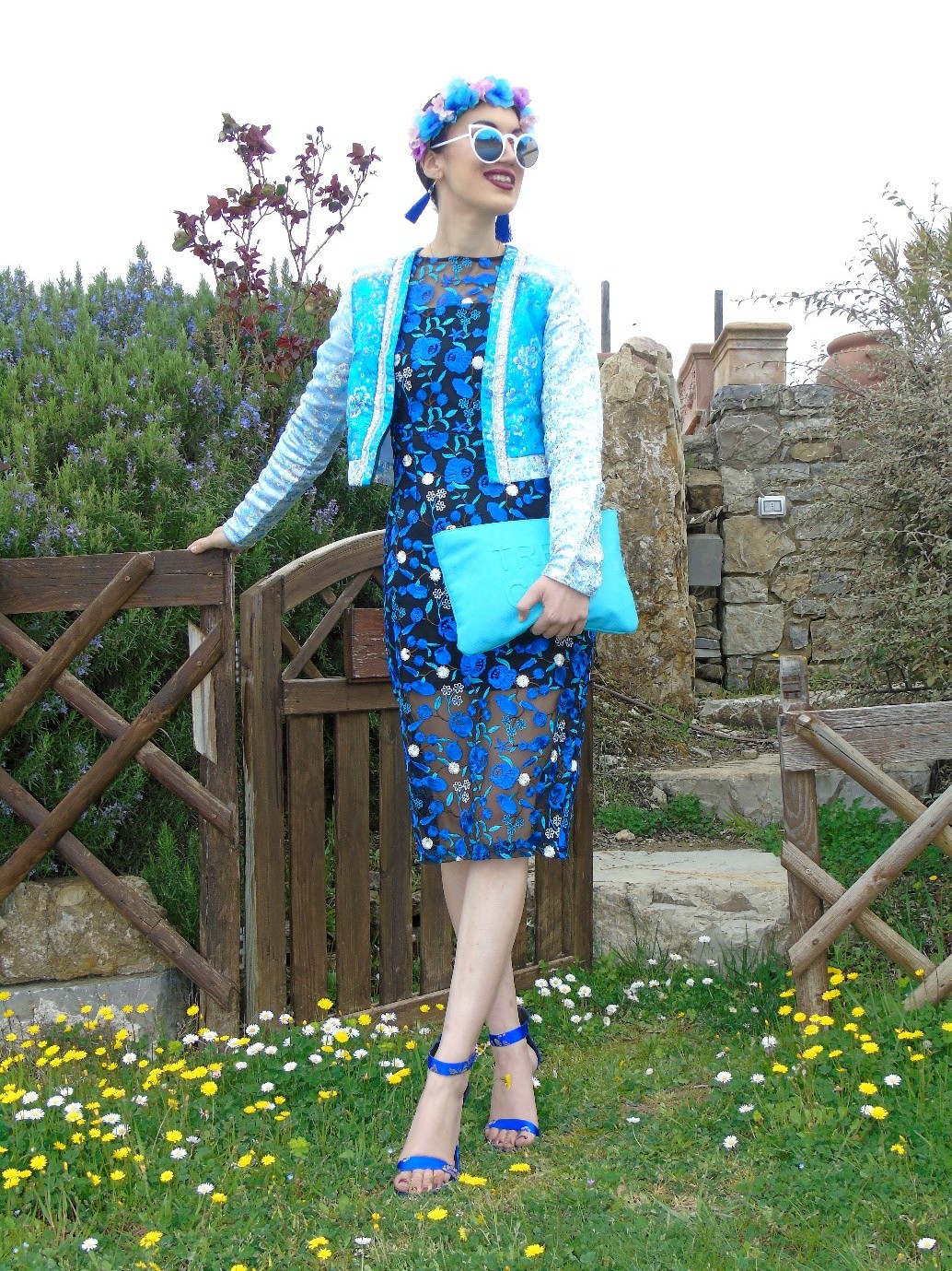<img src="ana.jpg" alt="ana embroidered blue dress holiday in Tuscany"/>