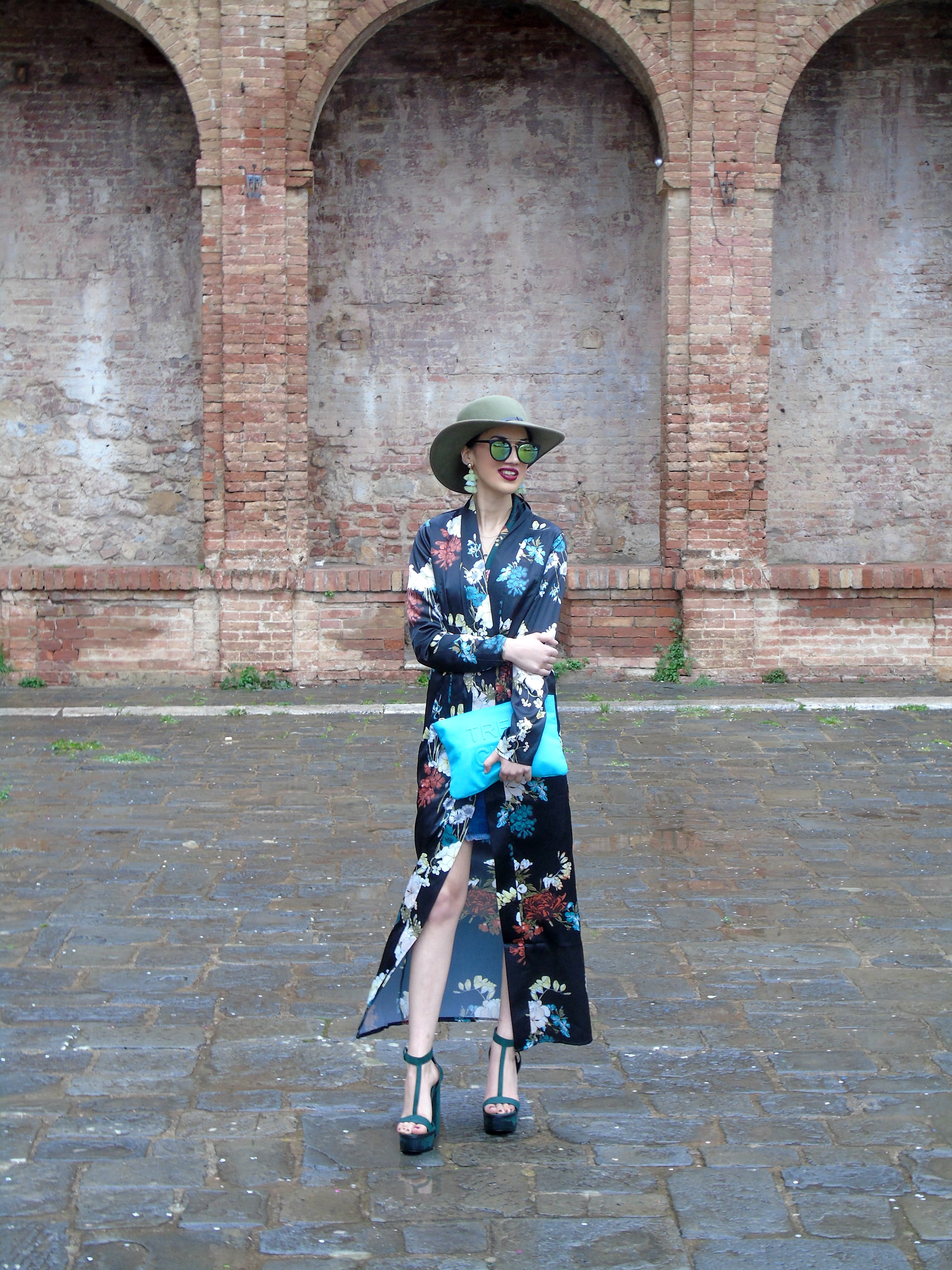 <img src="ana.jpg" alt="ana floral duster kimono jacket holiday in Tuscany"/>