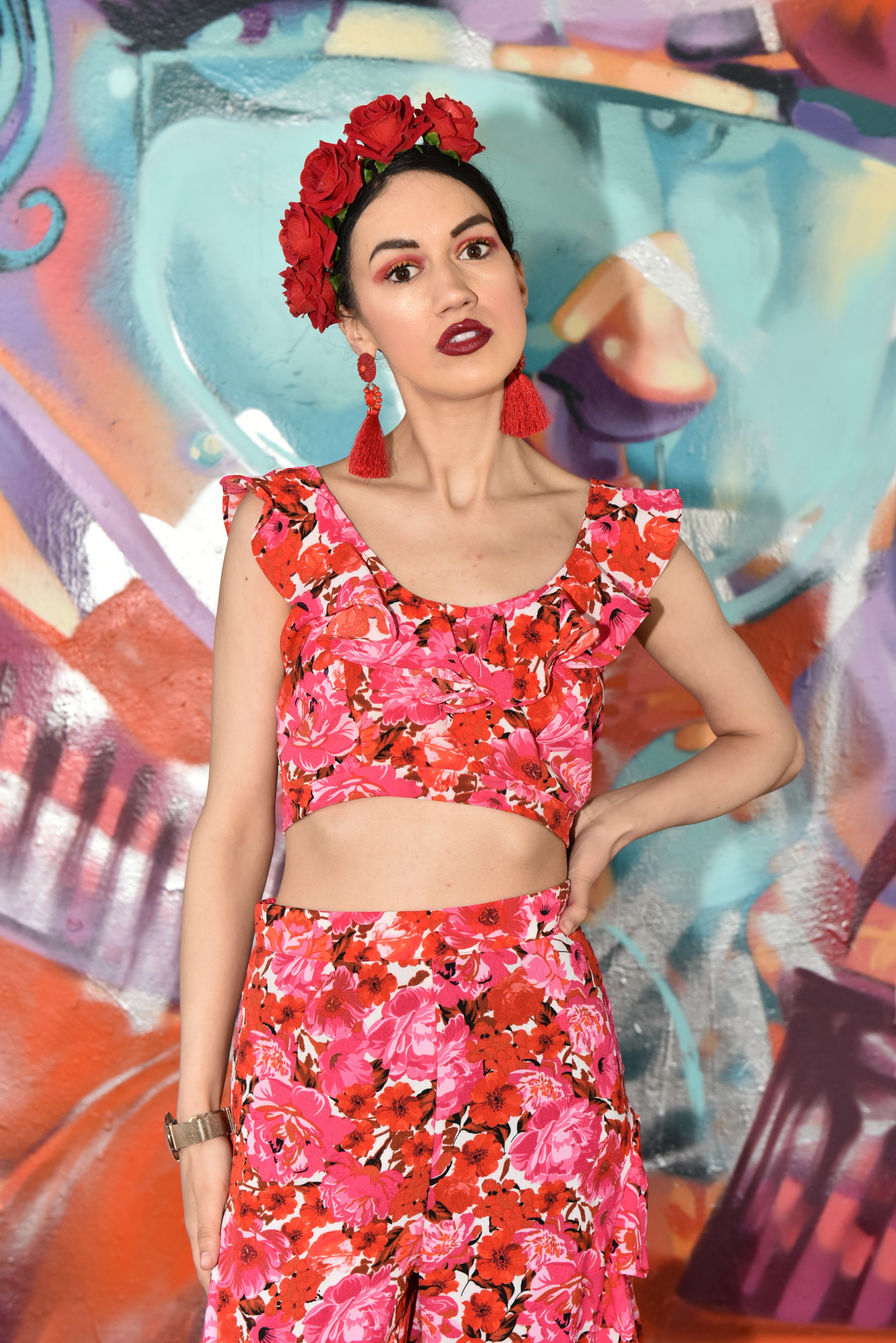 <img src="ana.jpg" alt="ana floral top and trousers casual dating"/> 