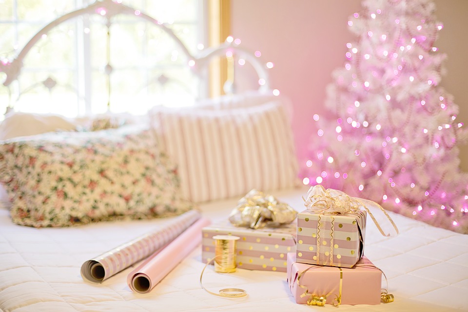  <img src="ana.jpg" alt="ana christmas tree perfect bedroom"/> 