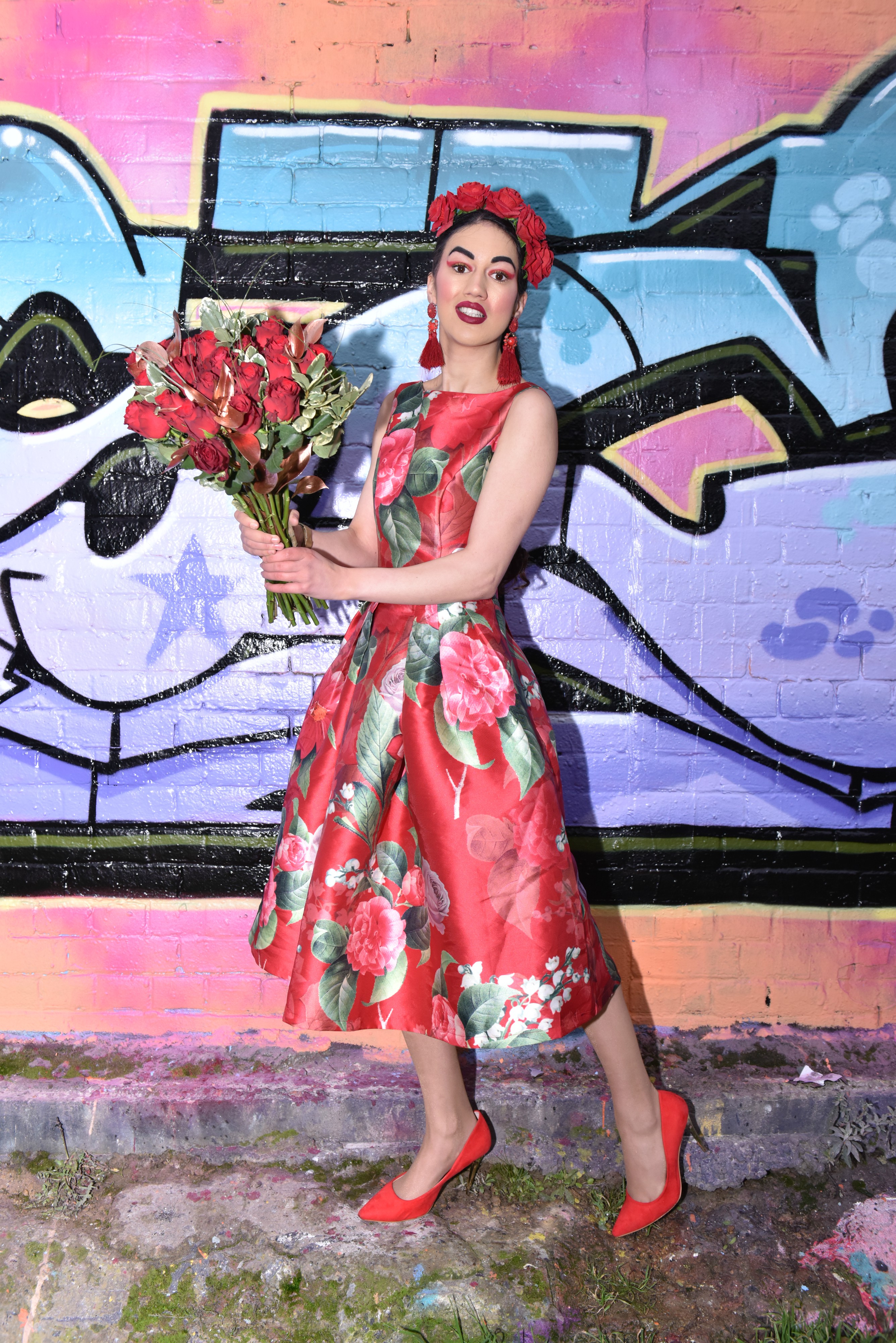 <img src="ana.jpg" alt="ana clutching red roses dating dos and don'ts"/> 