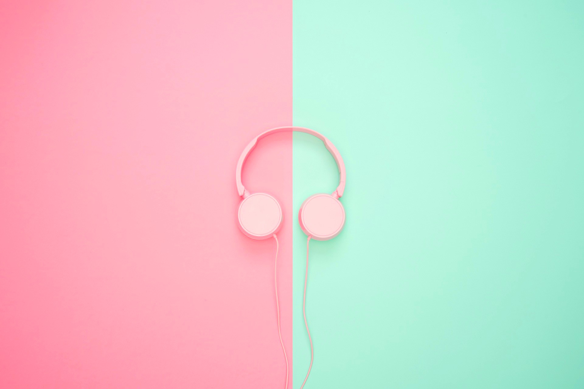 <img src="ana.jpg" alt="ana headphones pink and blue flatlay" />