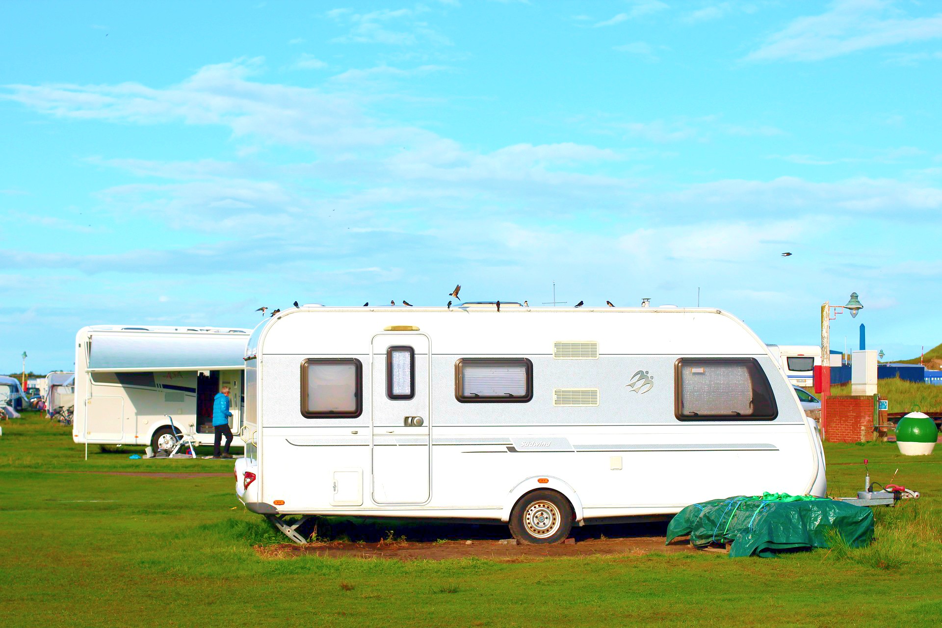 <img src="caravan.jpg" alt="caravan in field with blue sky"/> 