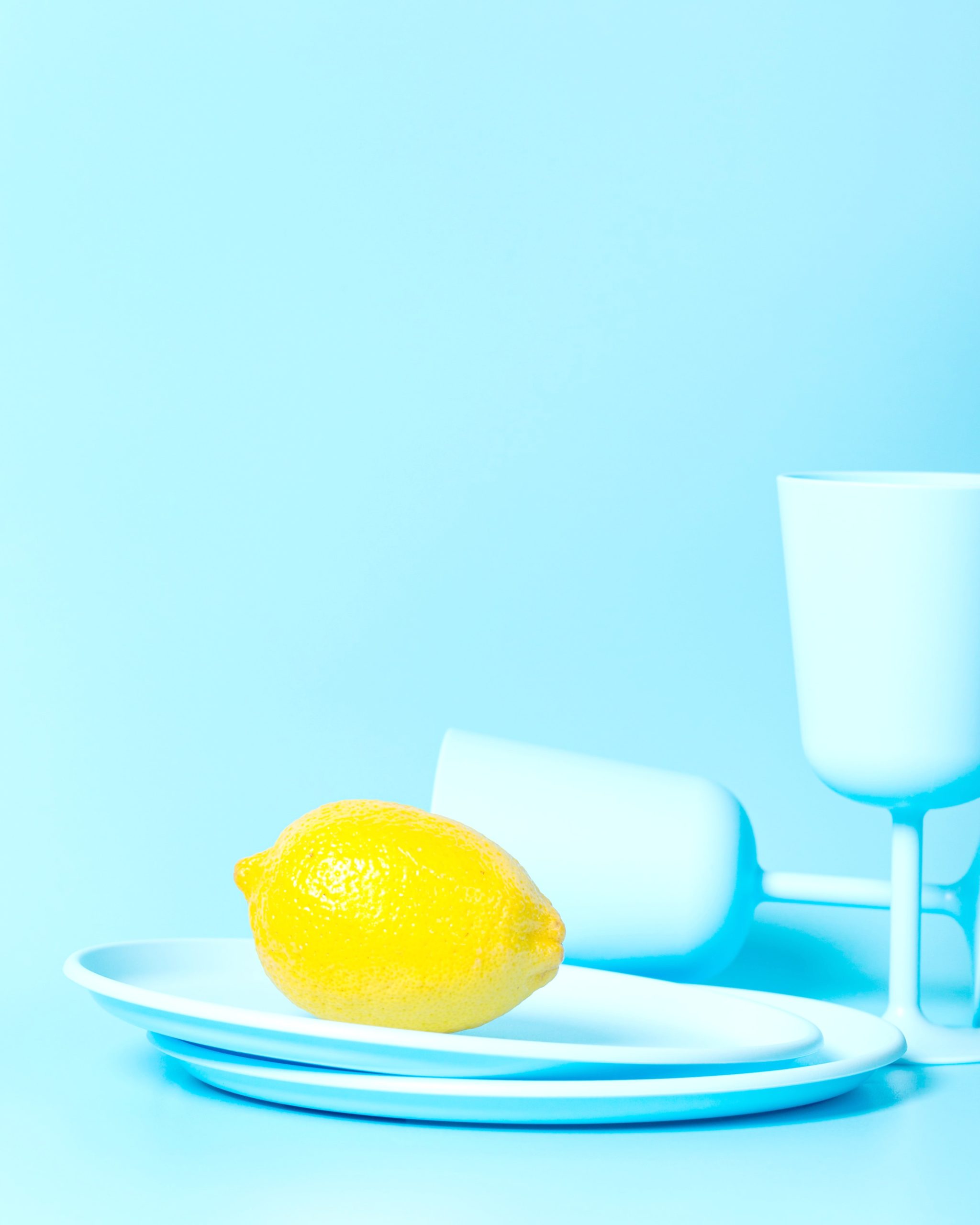<img src="lemon.jpg" alt="lemon on blue plate"/> 
