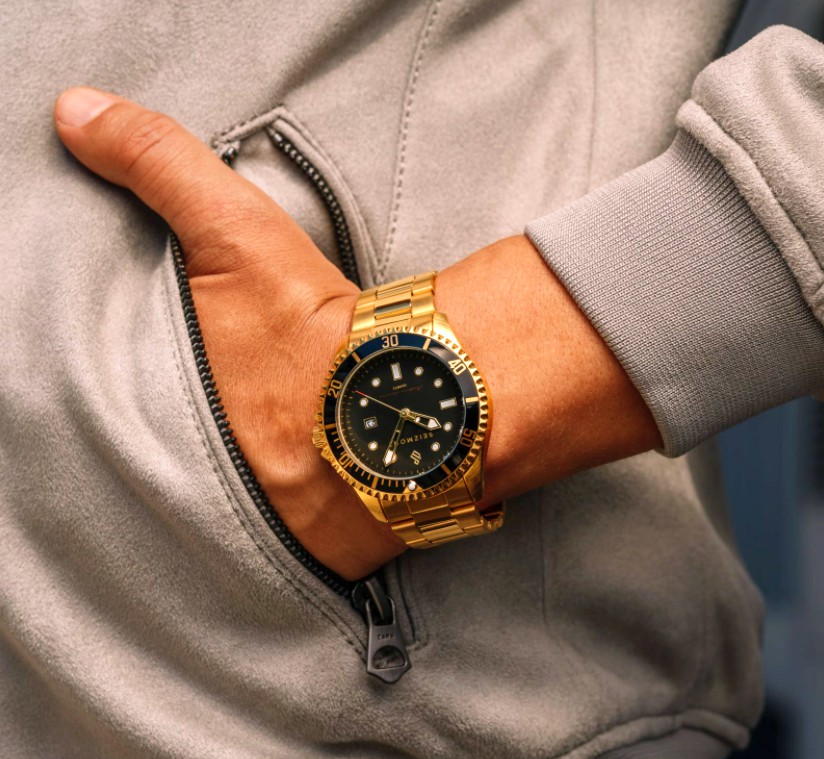 <img src="trendhim.jpg" alt="trendhim gold watch on wrist"/> 