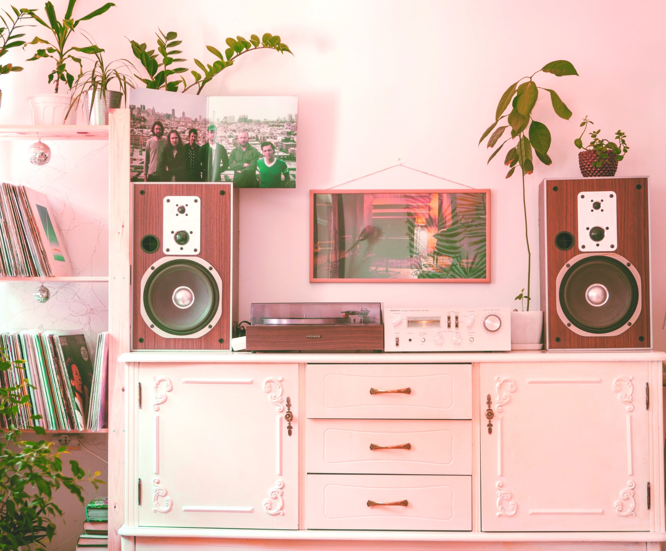 <img src="house.jpg" alt="instagrammable house with stereos"/> 
