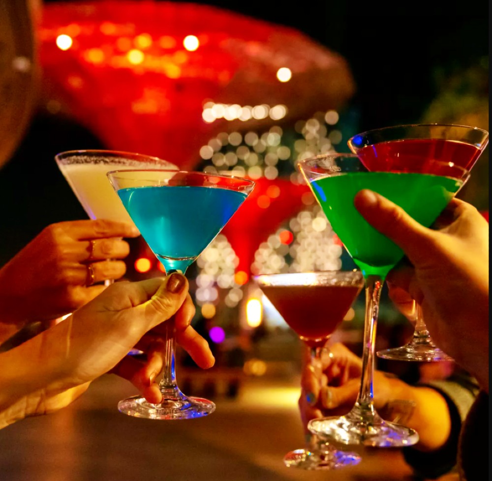 <img src="cocktails.jpg" alt="cocktails at glo bar abu dhabi"/> 