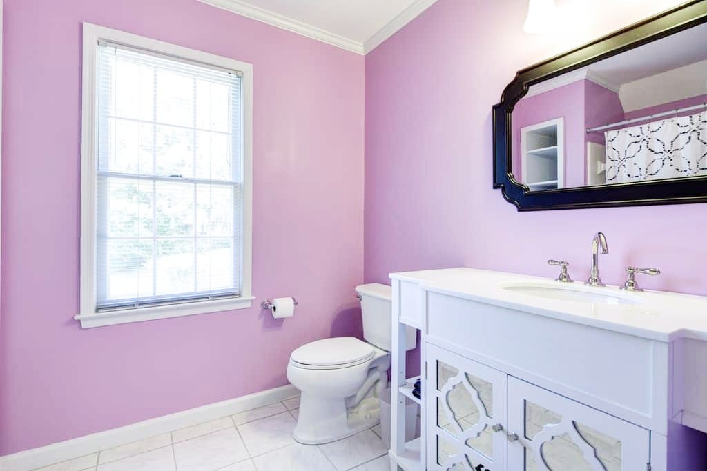 <img src="purple.jpg" alt="purple bathroom with table"/> 