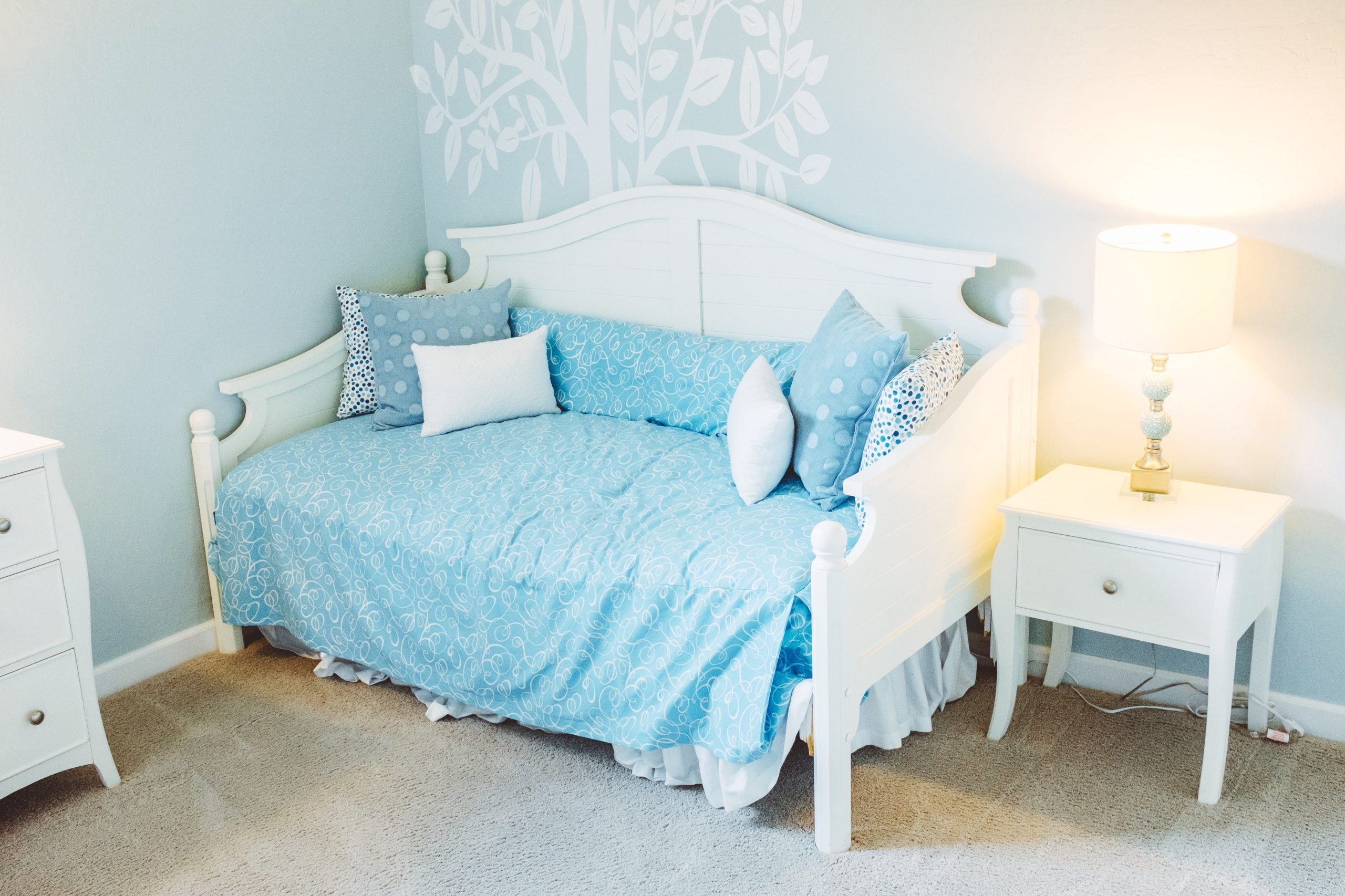 <img src="beautiful.jpg" alt="beautiful blue bedroom with sofa"/> 