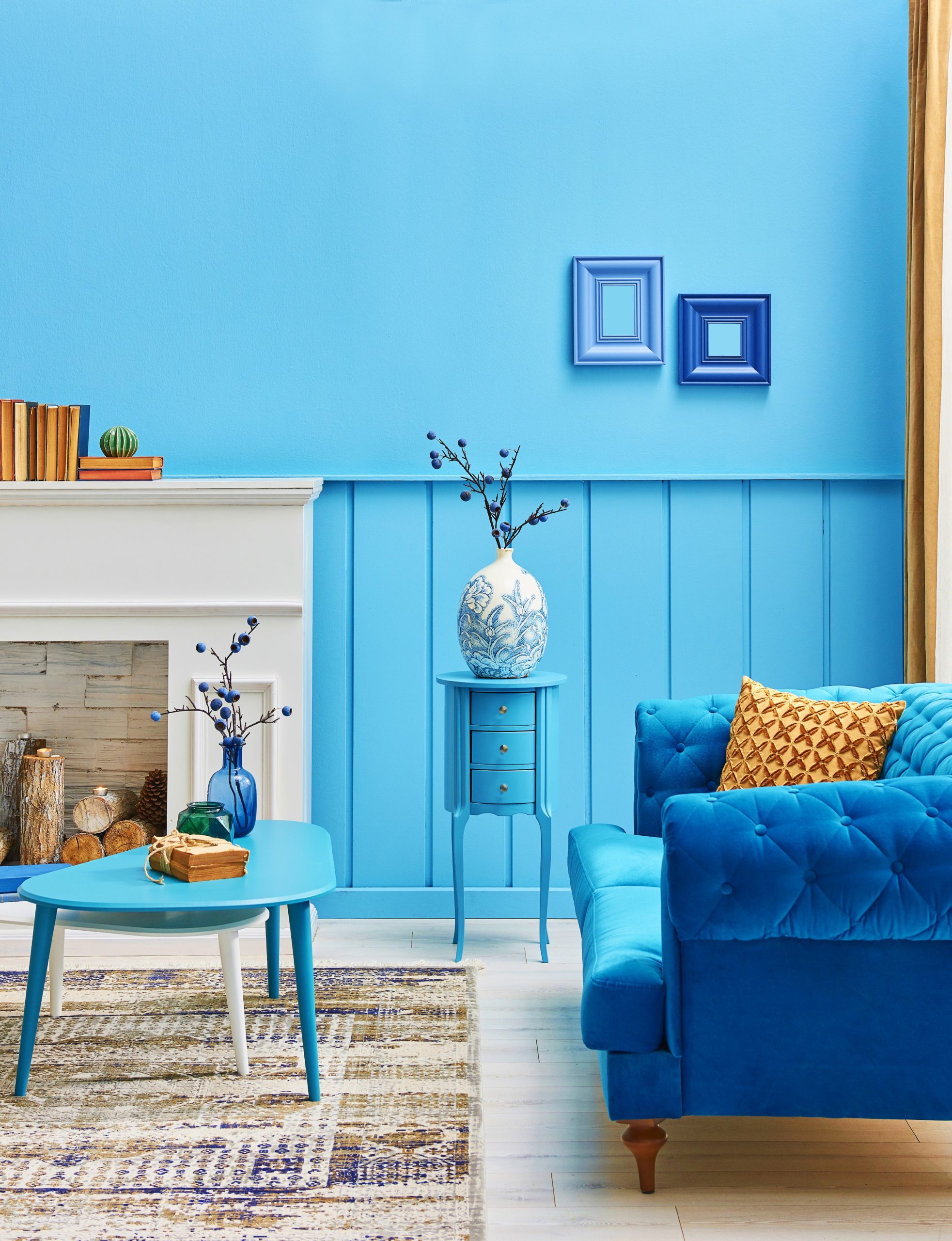 <img src="blue.jpg" alt="blue living room with orange pillow"/> 