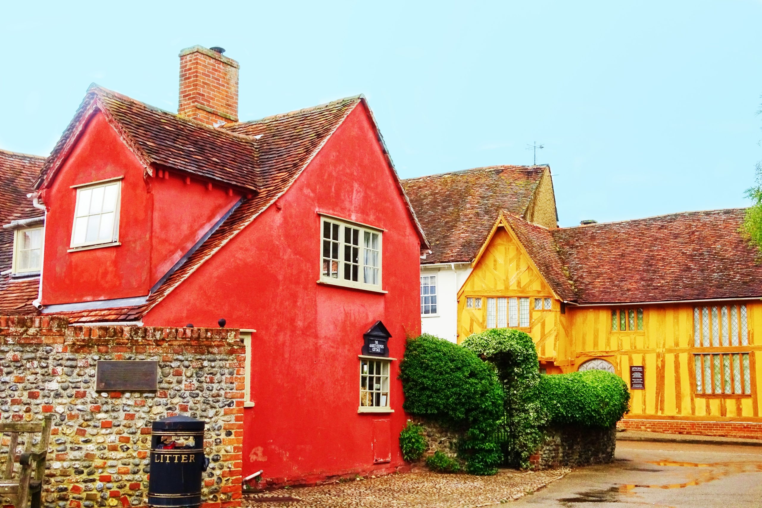 <img src="red.jpg" alt="red and yellow house in lavenham"/> 