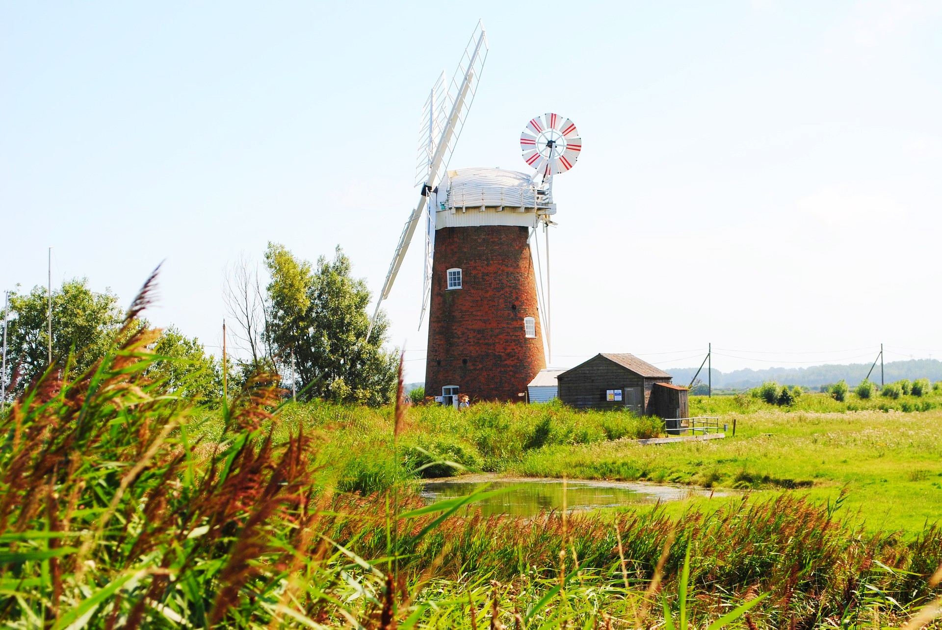 <img src="norfolk.jpg" alt="norfolk broads beautiful windmill"/> 