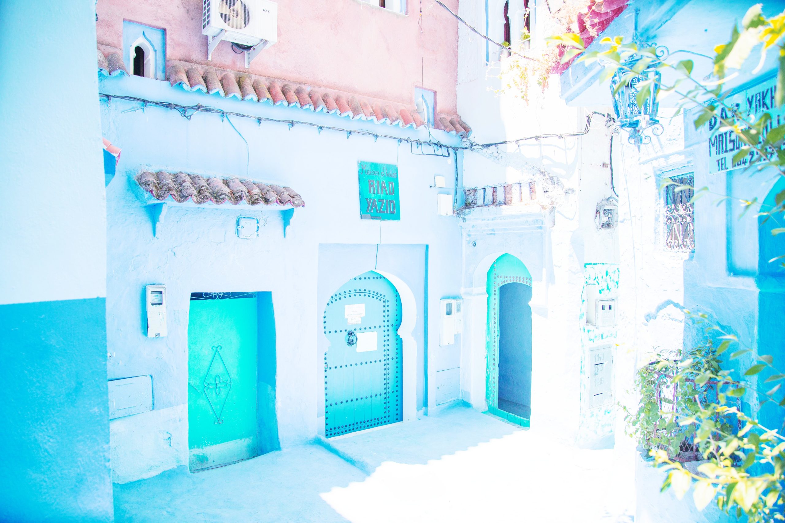 <img src="colourful.jpg" alt="colourful city of Marrakesh"/> 
