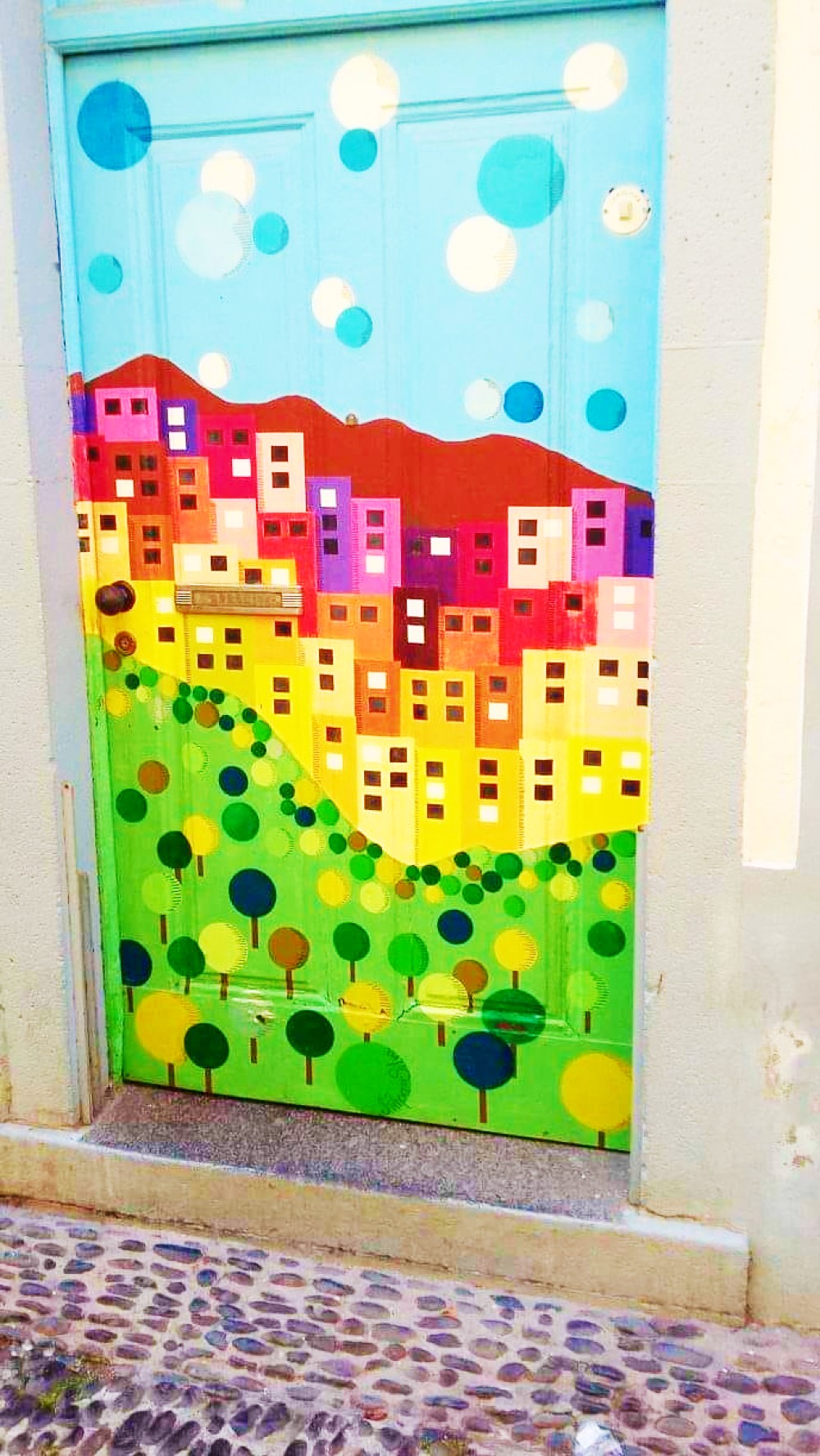 <img src="colourful.jpg" alt="colourful street art Funchal Madeira Fillipa Silva"/> 