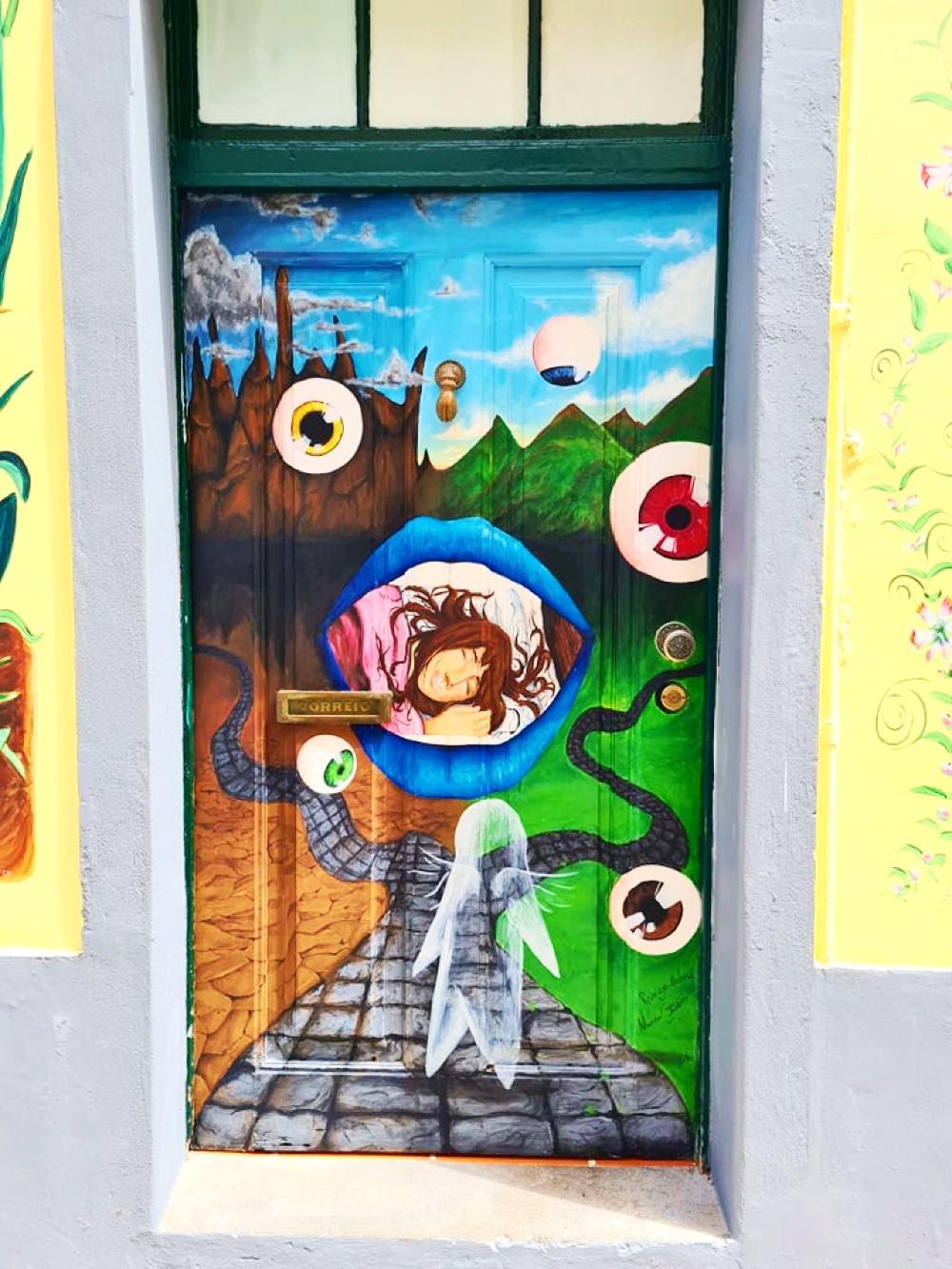 <img src="surreal.jpg" alt="surreal wall art in rua de santa maria"/> 