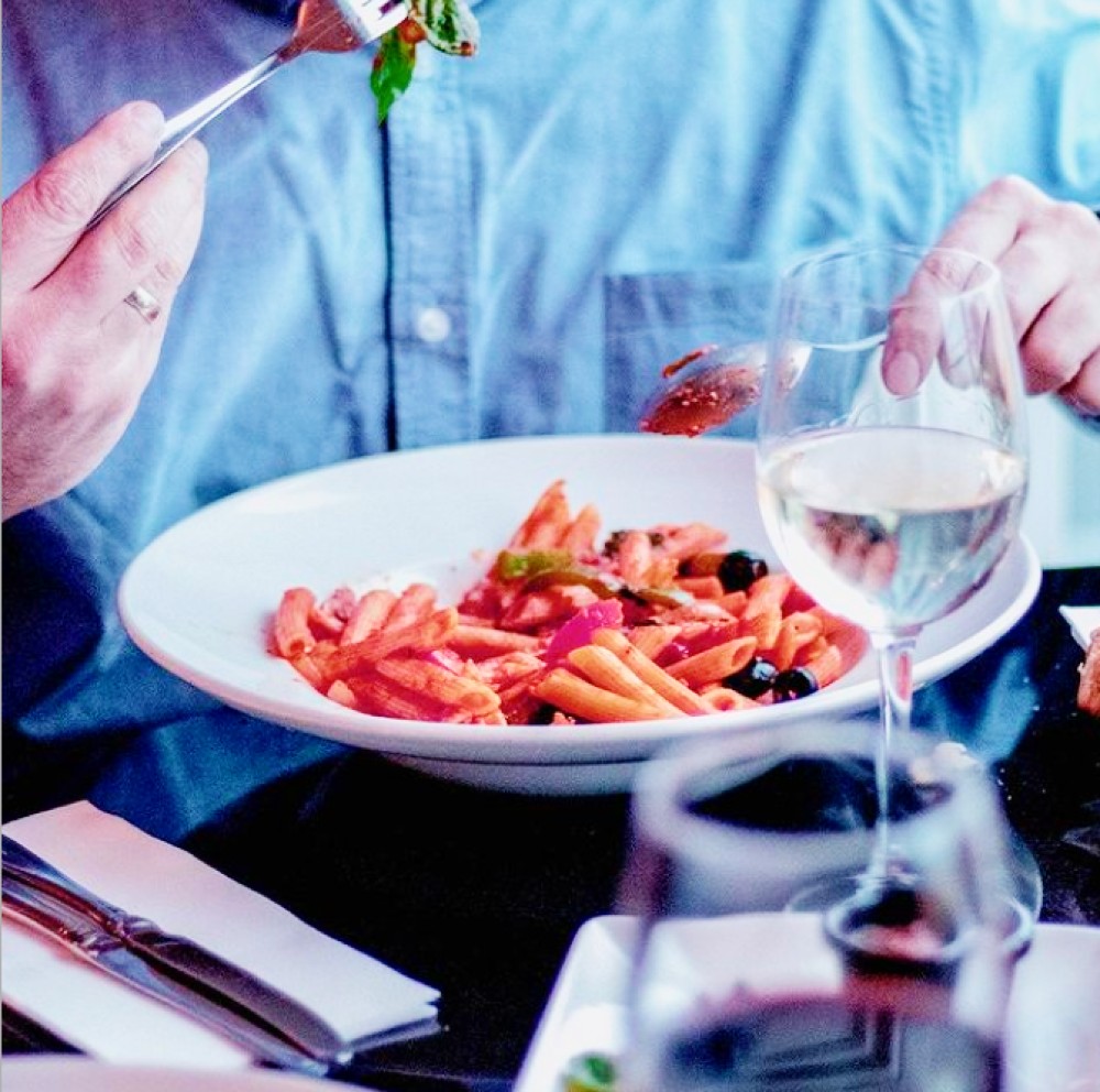<img src="tomato.jpg" alt="tomato vegan pasta with olives"/> 