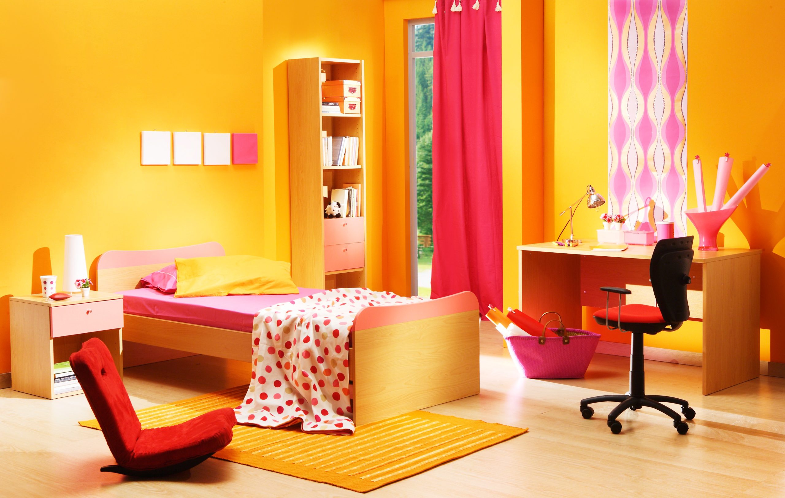 <img src="orange.jpg" alt="orange and pink bold bedroom decor"/> 