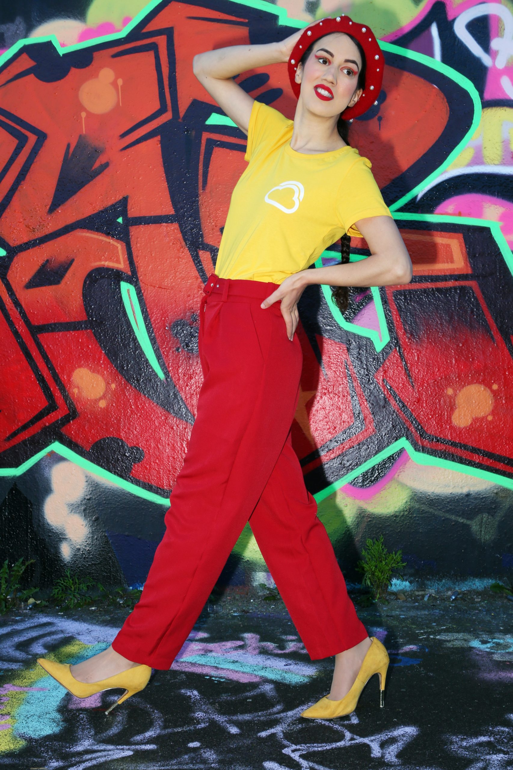 <img src="ana.jpg" alt="ana in red pearl beret and yellow top"/> 