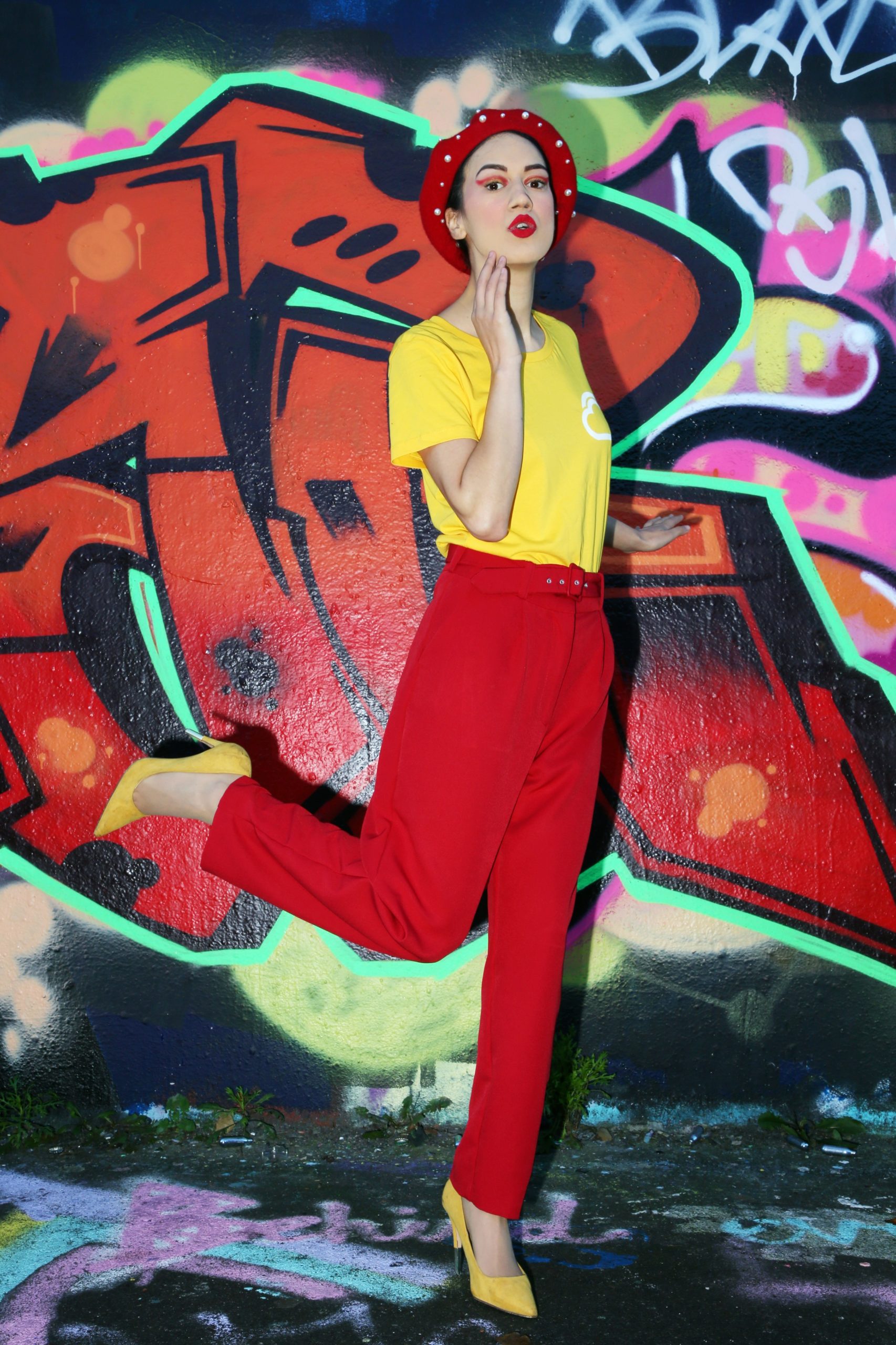 <img src="ana.jpg" alt="ana in red taillored belted trousers Asos"/> 