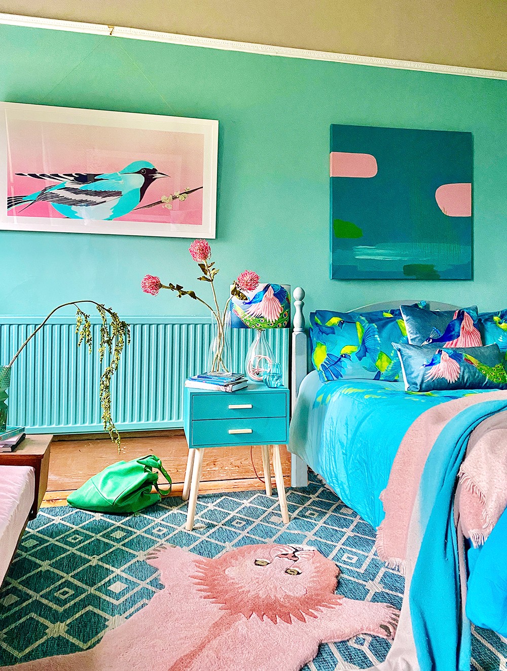 <img src="green.jpg" alt="green and pink colourful bedroom"/> 