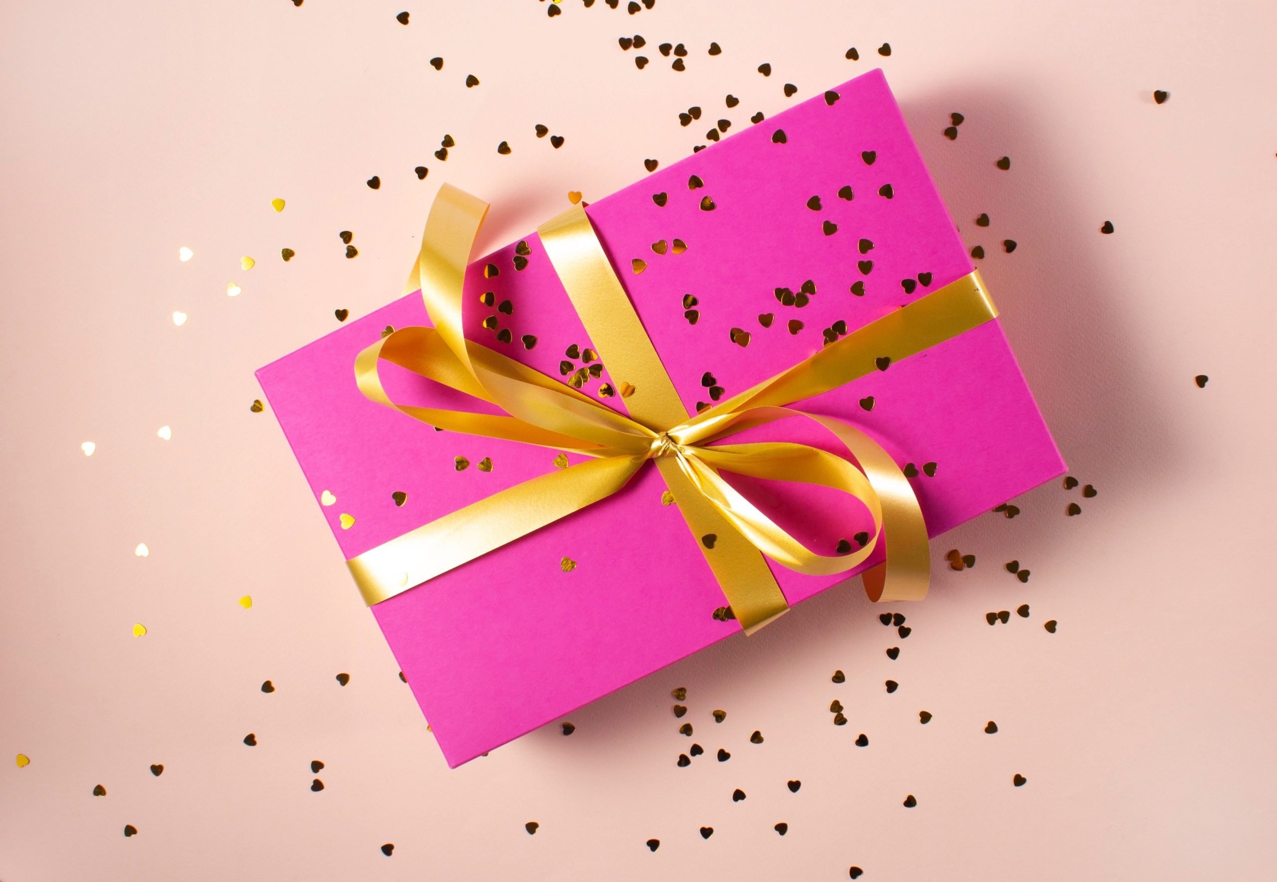 <img src="pink.jpg" alt="pink and gold giftwrapped present"/> 