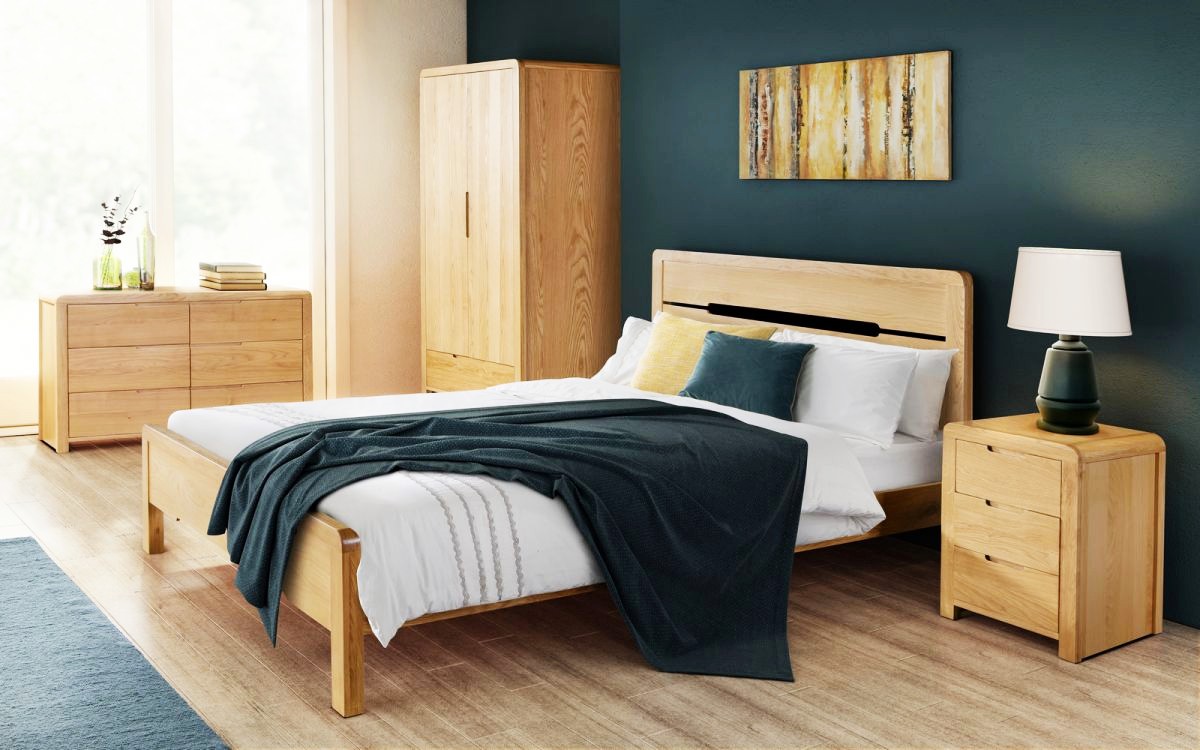 <img src="wooden.jpg" alt="wooden bedroom with wooden flooring"/> 