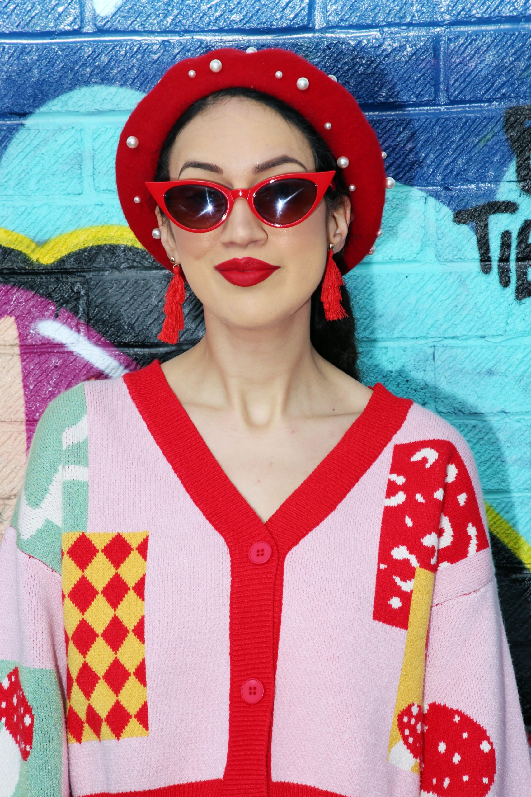 <img src="ana.jpg" alt="ana in red sunglasses and pink cardigan"/> 