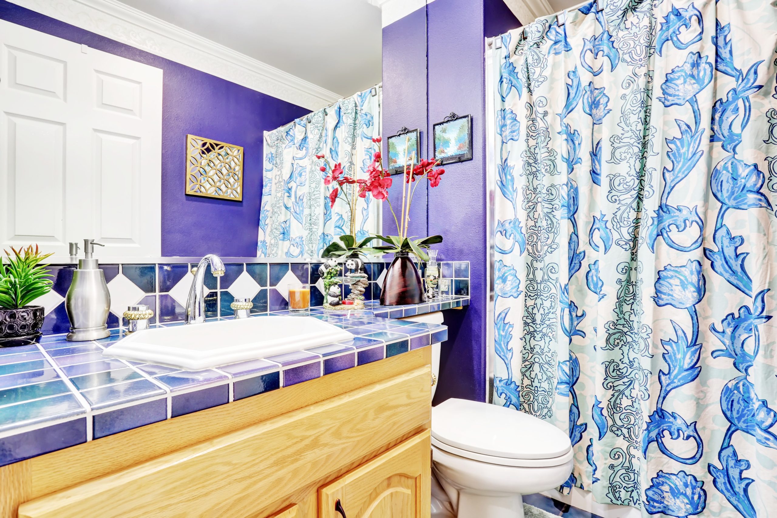 <img src="blue.jpg" alt="blue and white printed bathroom"/> 
