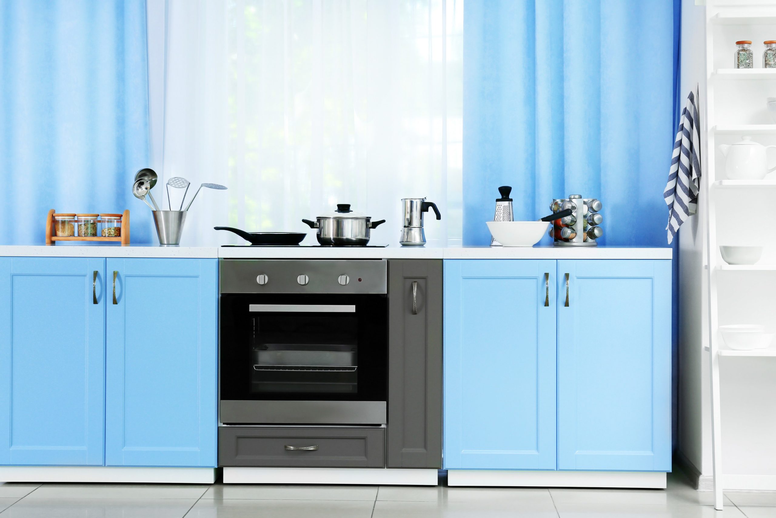 <img src="blue.jpg" alt="blue curtains in blue kitchen"/> 
