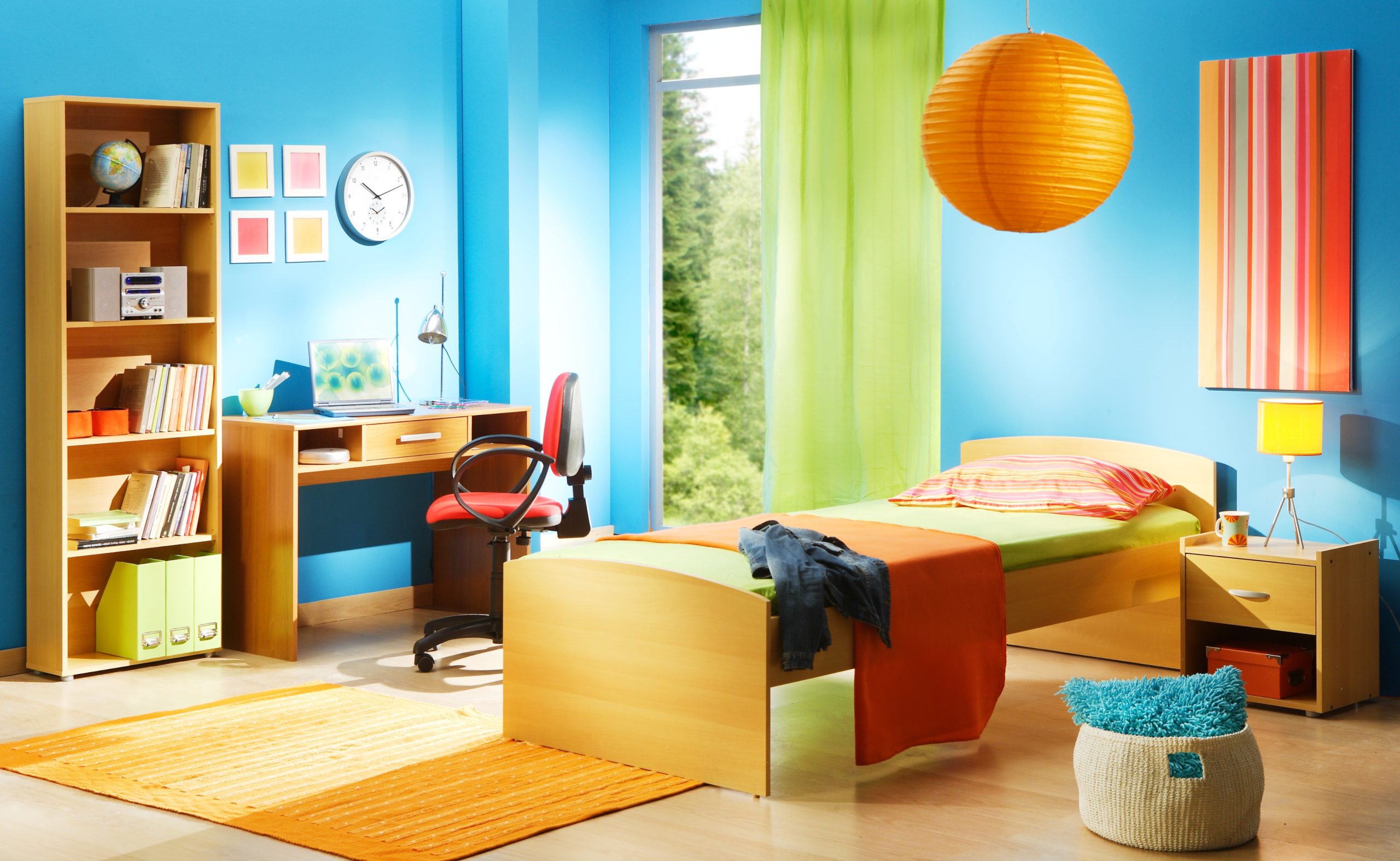 <img src="blue.jpg" alt="blue kids bedroom with green curtains"/> 