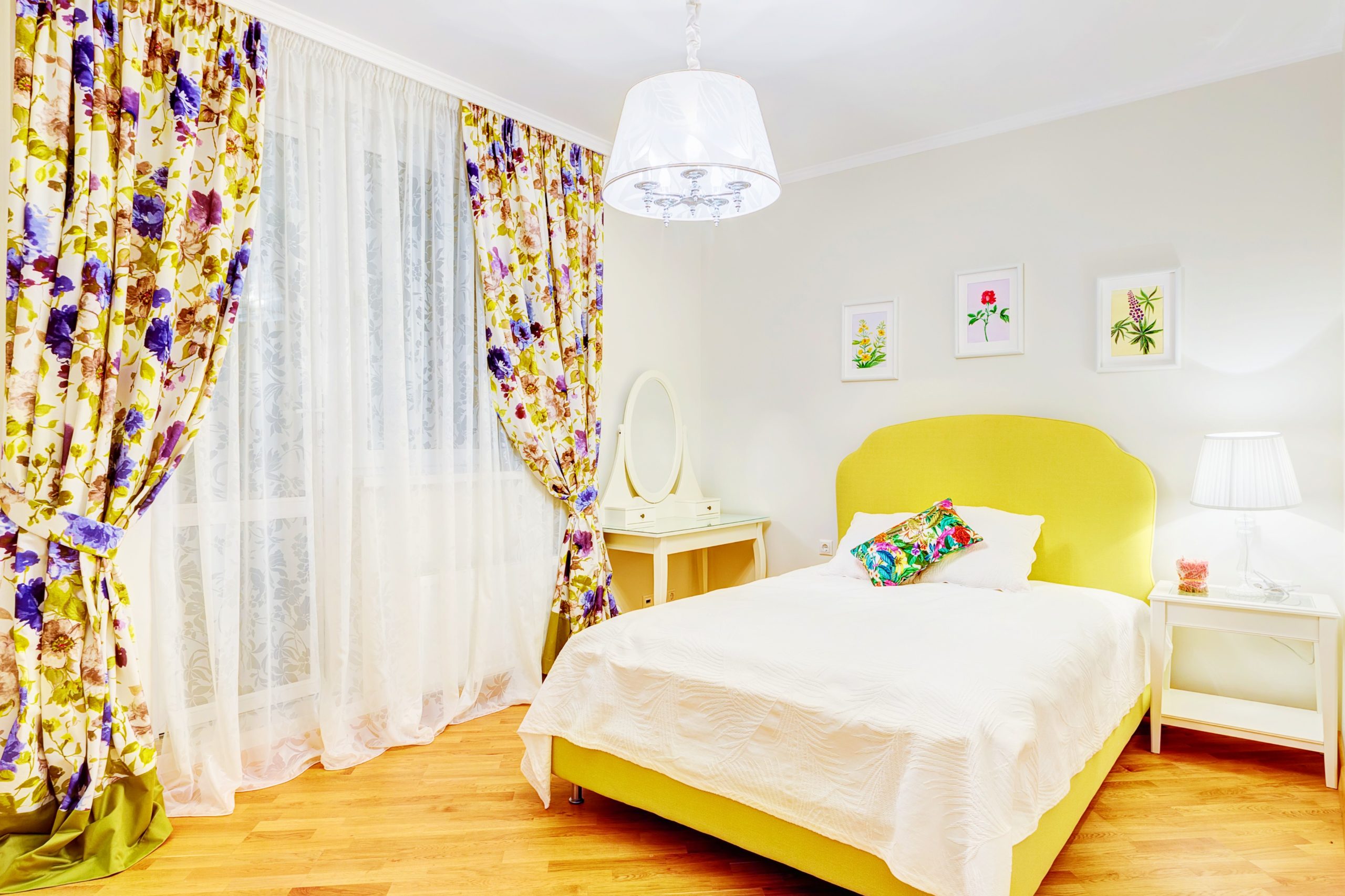 <img src="floral.jpg" alt="floral curtains in bedroom"/> 