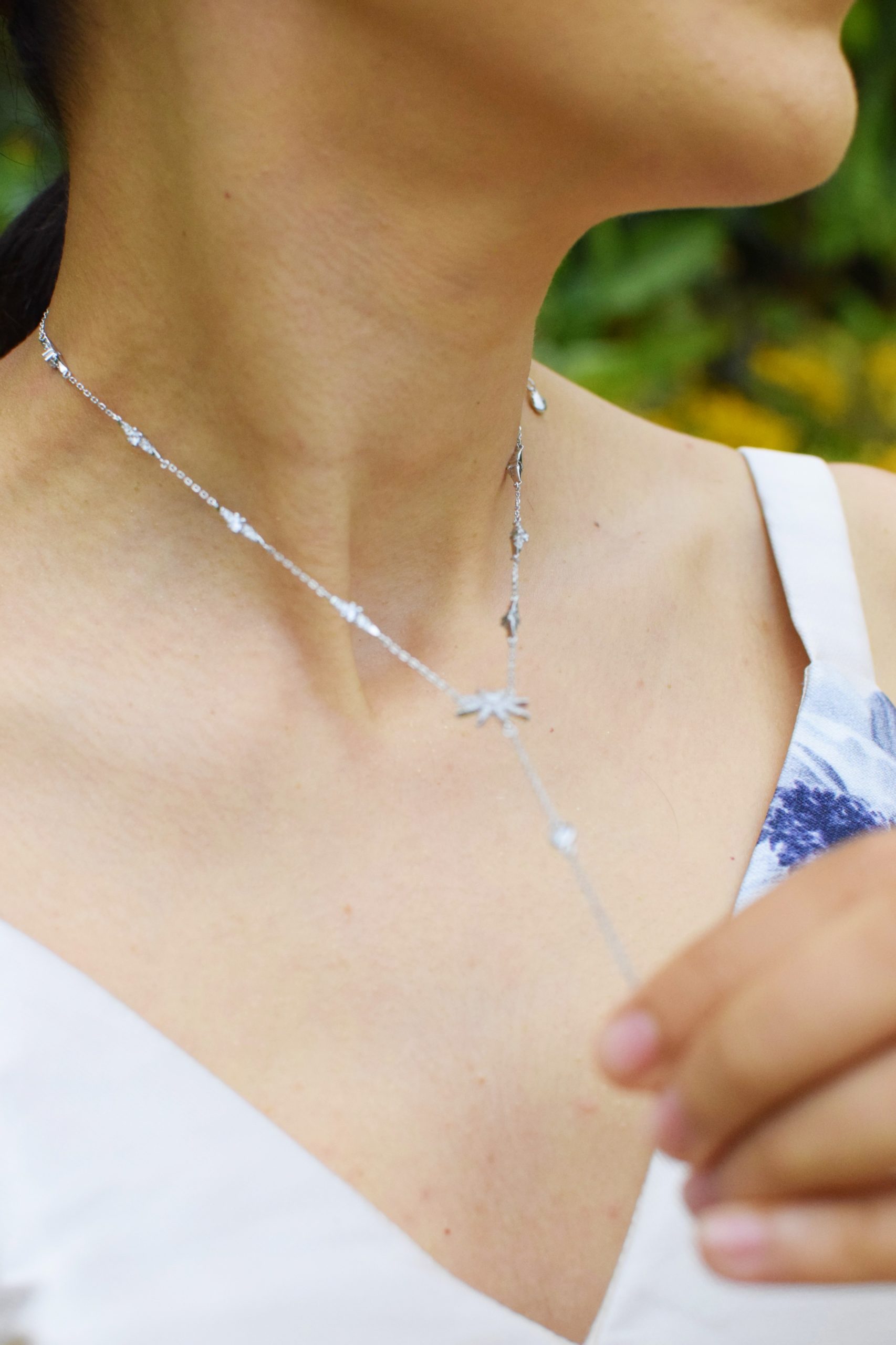 <img src="close.jpg" alt="close up of carat london mimosa necklace"/> 