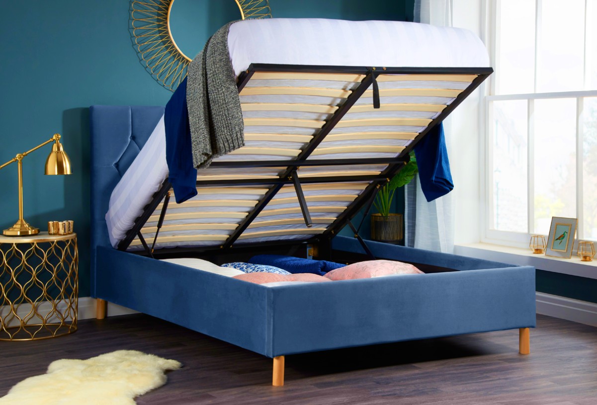 <img src="glamourous.jpg" alt="glamorous blue ottoman bed"/> 