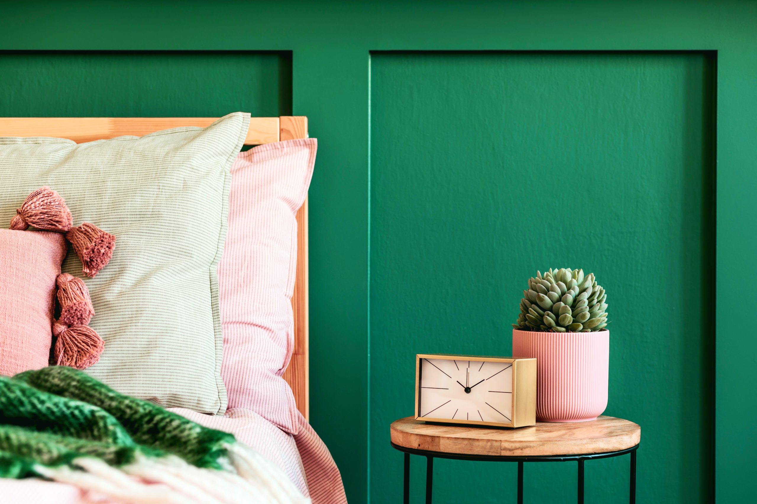<img src="green.jpg" alt="green bedroom with succulents"/> 