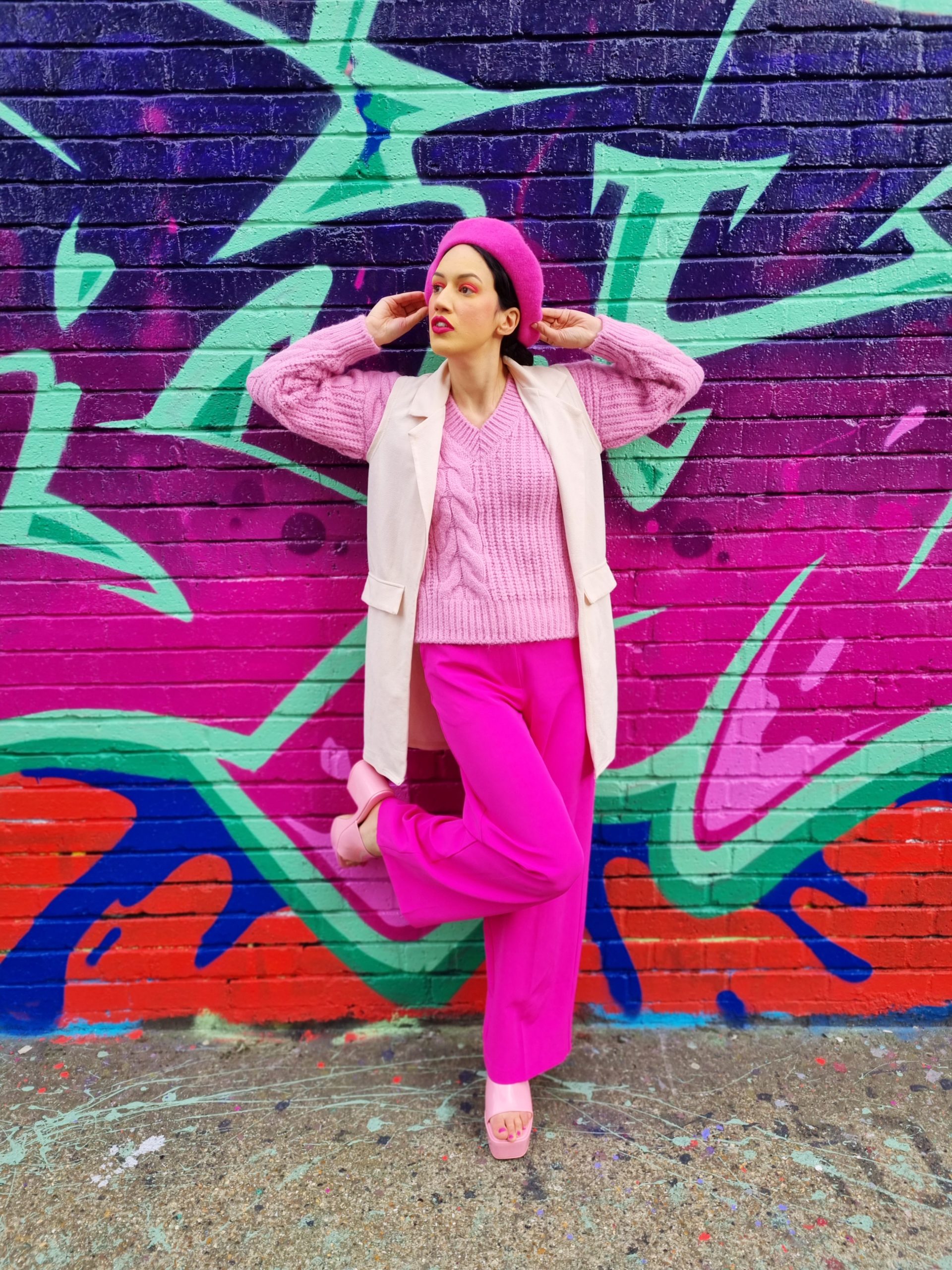 <img src="ana.jpg" alt="ana in hot pink trousers and mules "> 