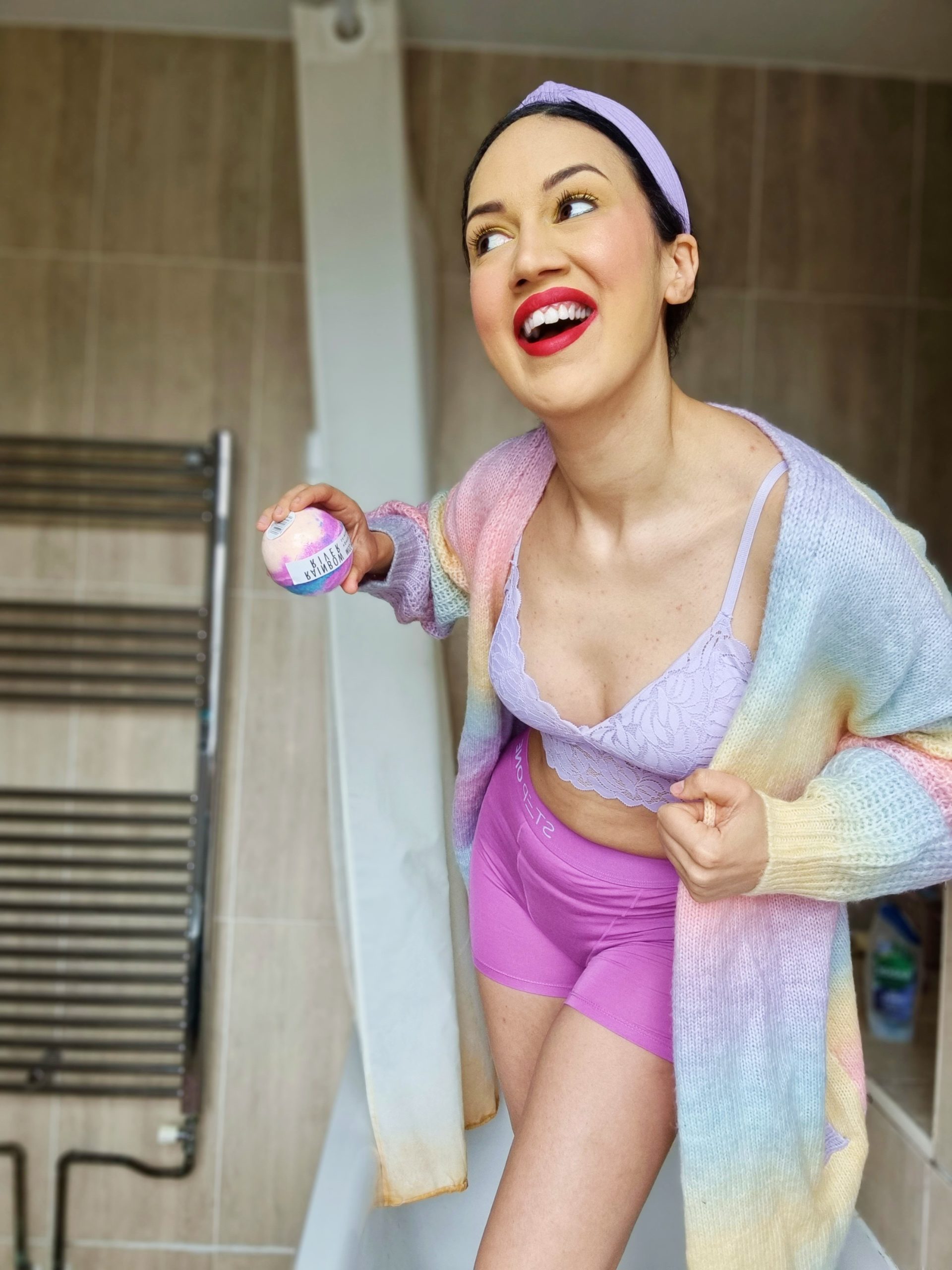 <img src="ana.jpg" alt="ana with ombre cardigan and colourful underwear "> 
