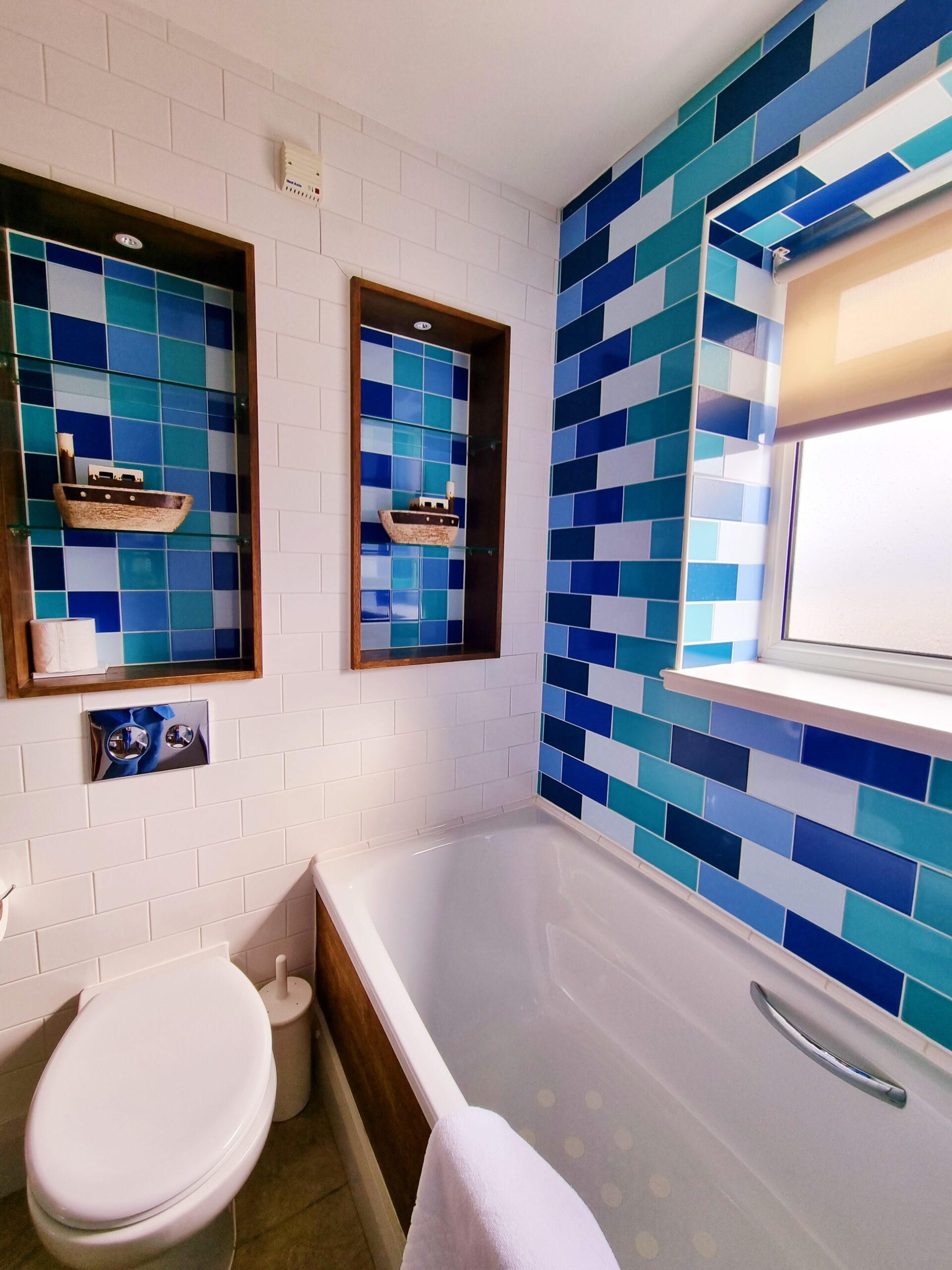 <img src="blue.jpg" alt="blue bathroom date ideas in aldeburgh"/>