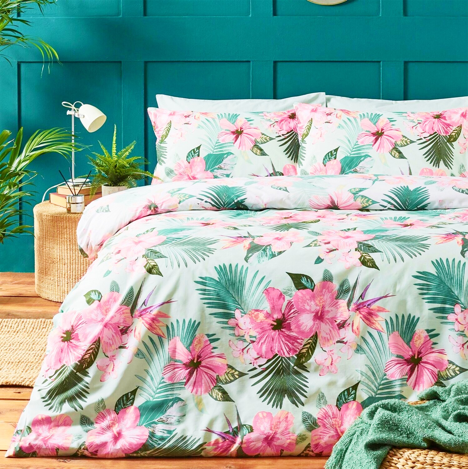 <img src="pink.jpg" alt="pink floral bedding in green bedroom"/> 