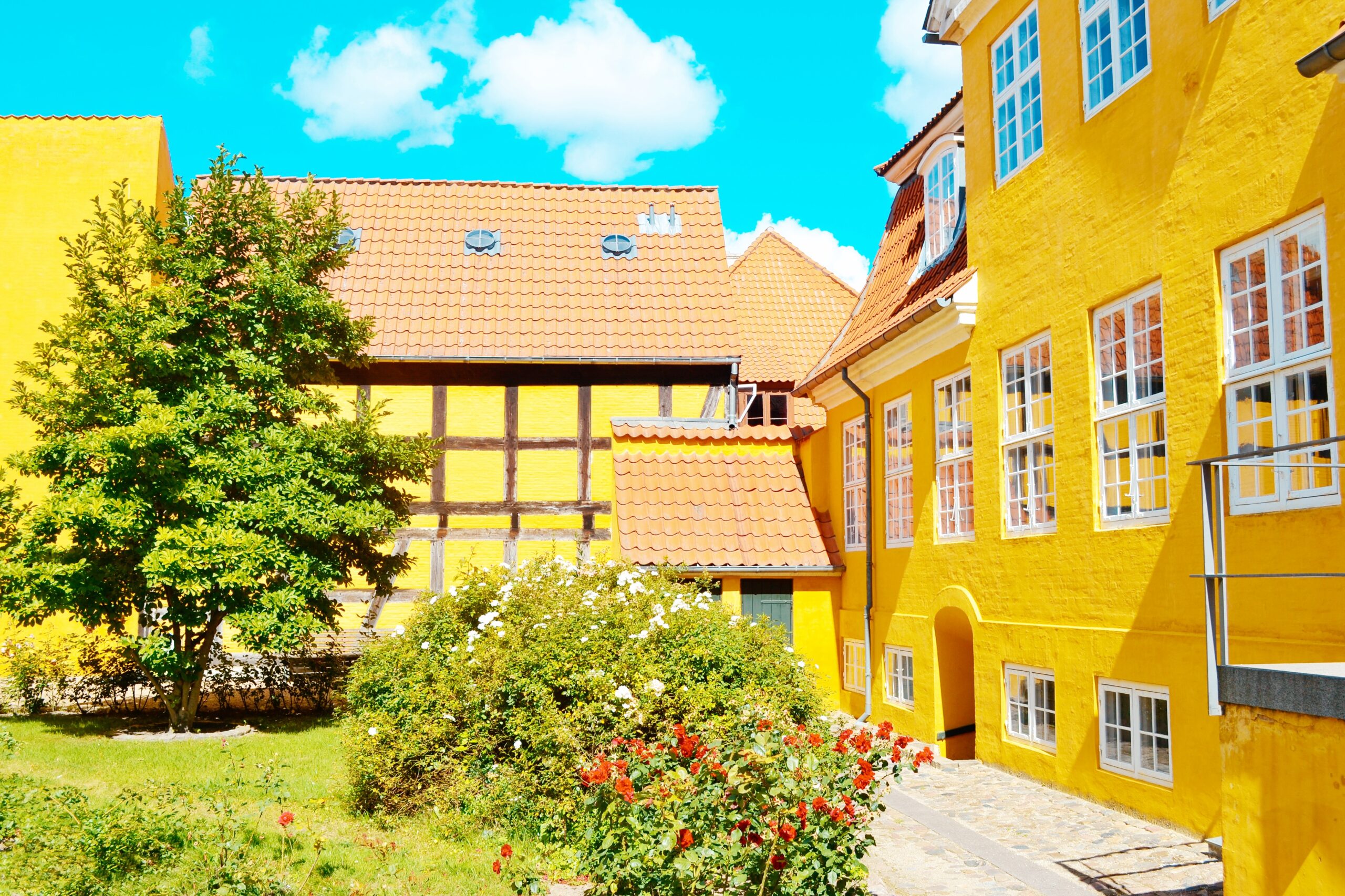 <img src="yellow.jpg" alt="yellow dream home in Denmark/>