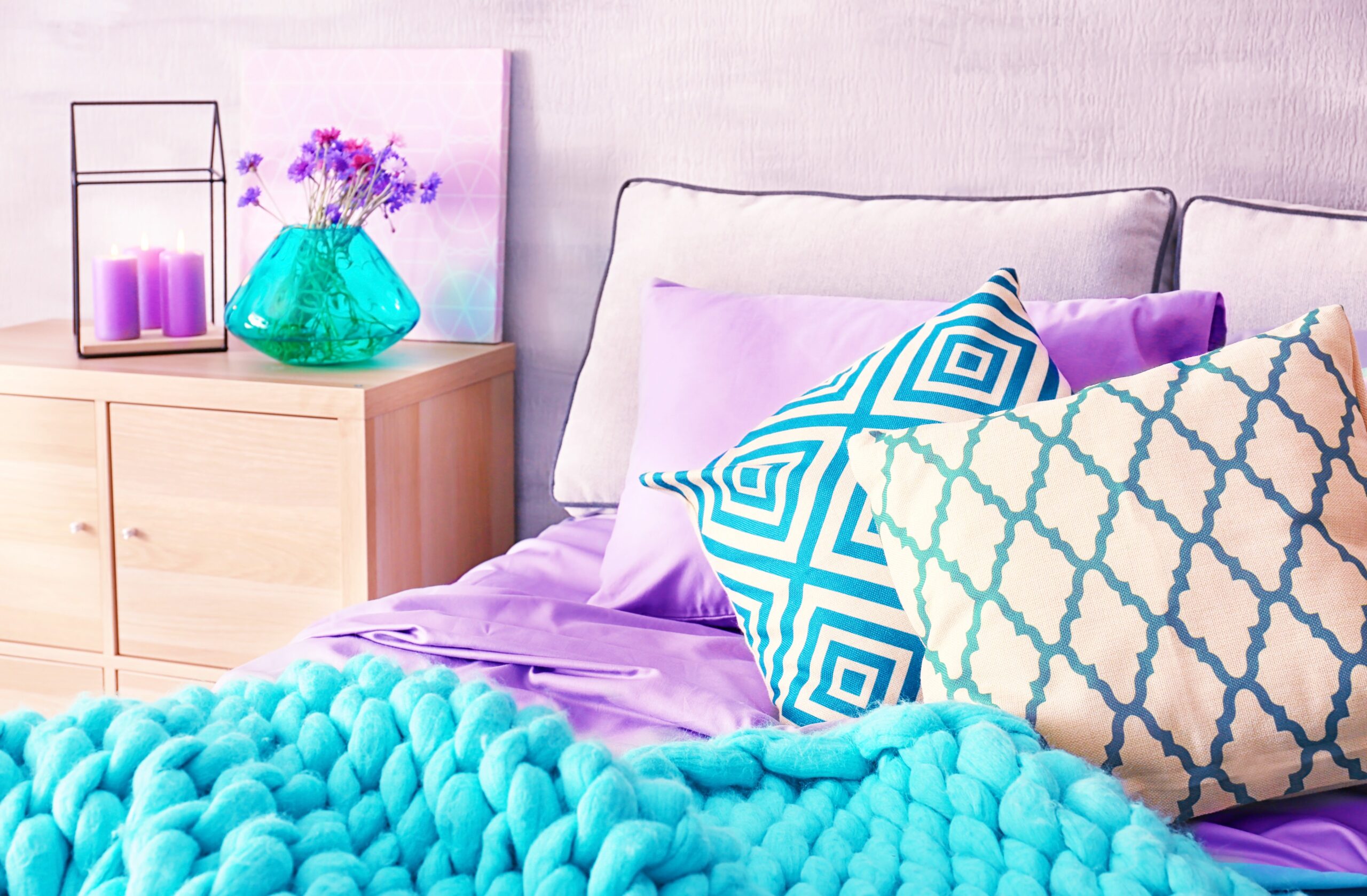 <img src="purple.jpg" alt="purple and teal colourful bed"/>