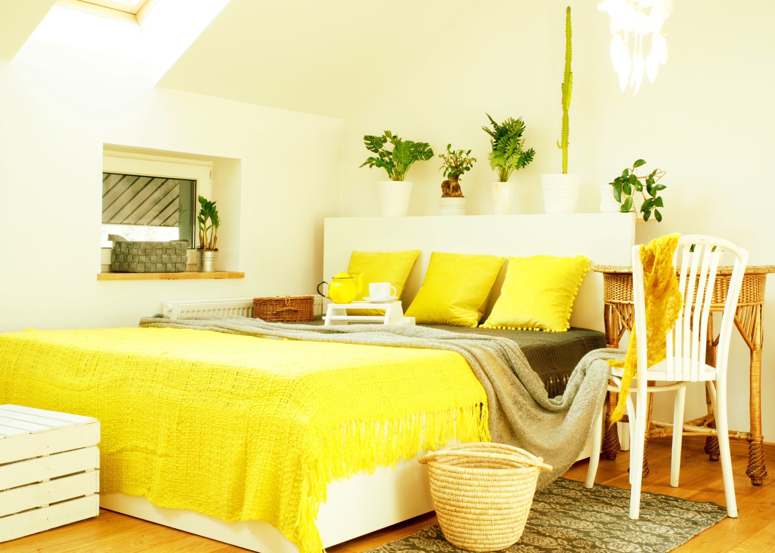 <img src="yellow.jpg" alt="yellow bedroom with throw blanket"/>