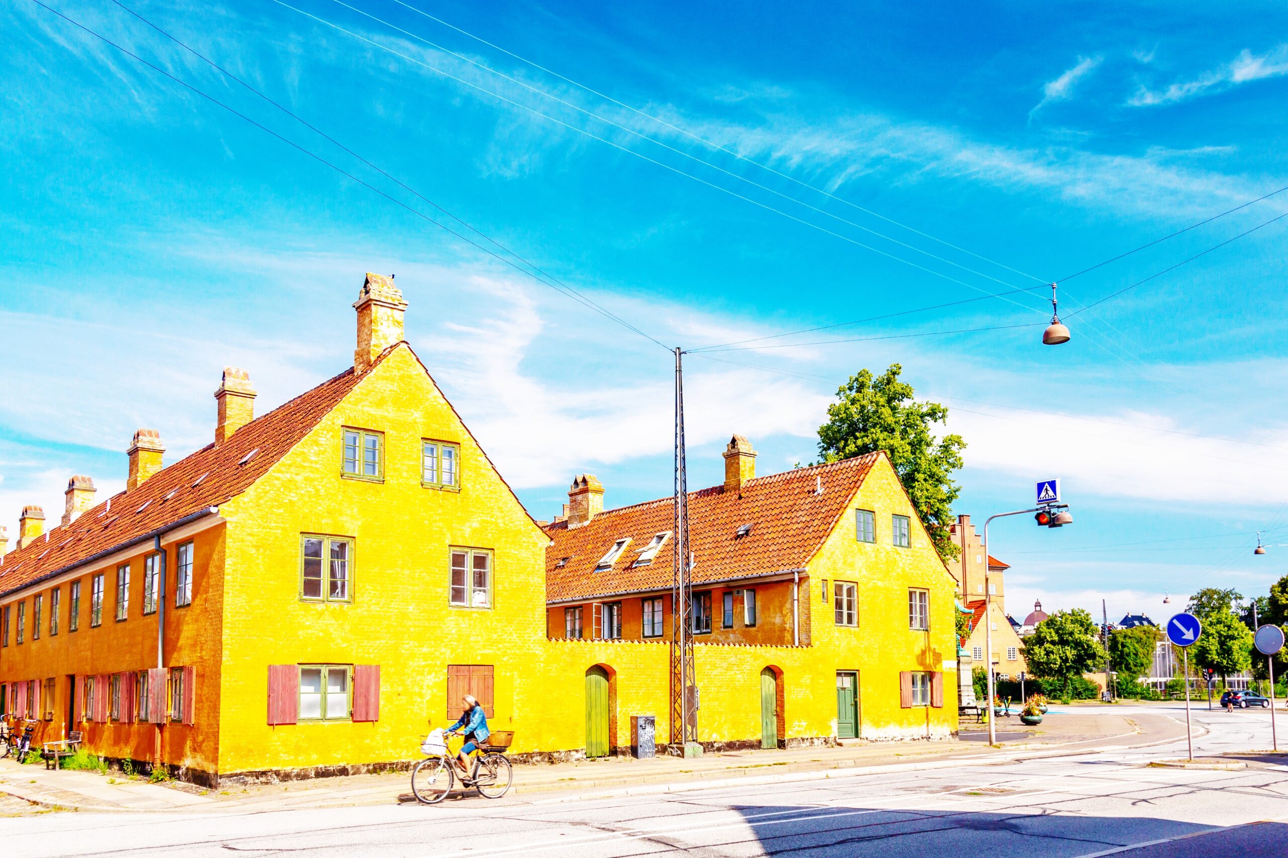 <img src="yellow.jpg" alt="yellow houses in Denmark Copenhagen"/>