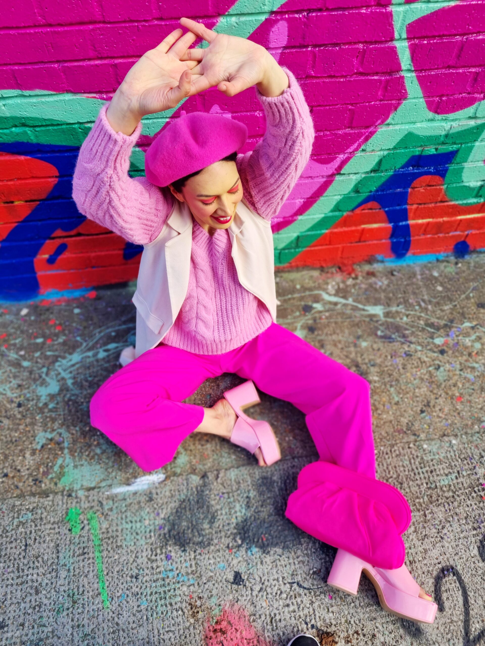 <img src="ana.jpg" alt="ana in pink suit trousers and mules"/>